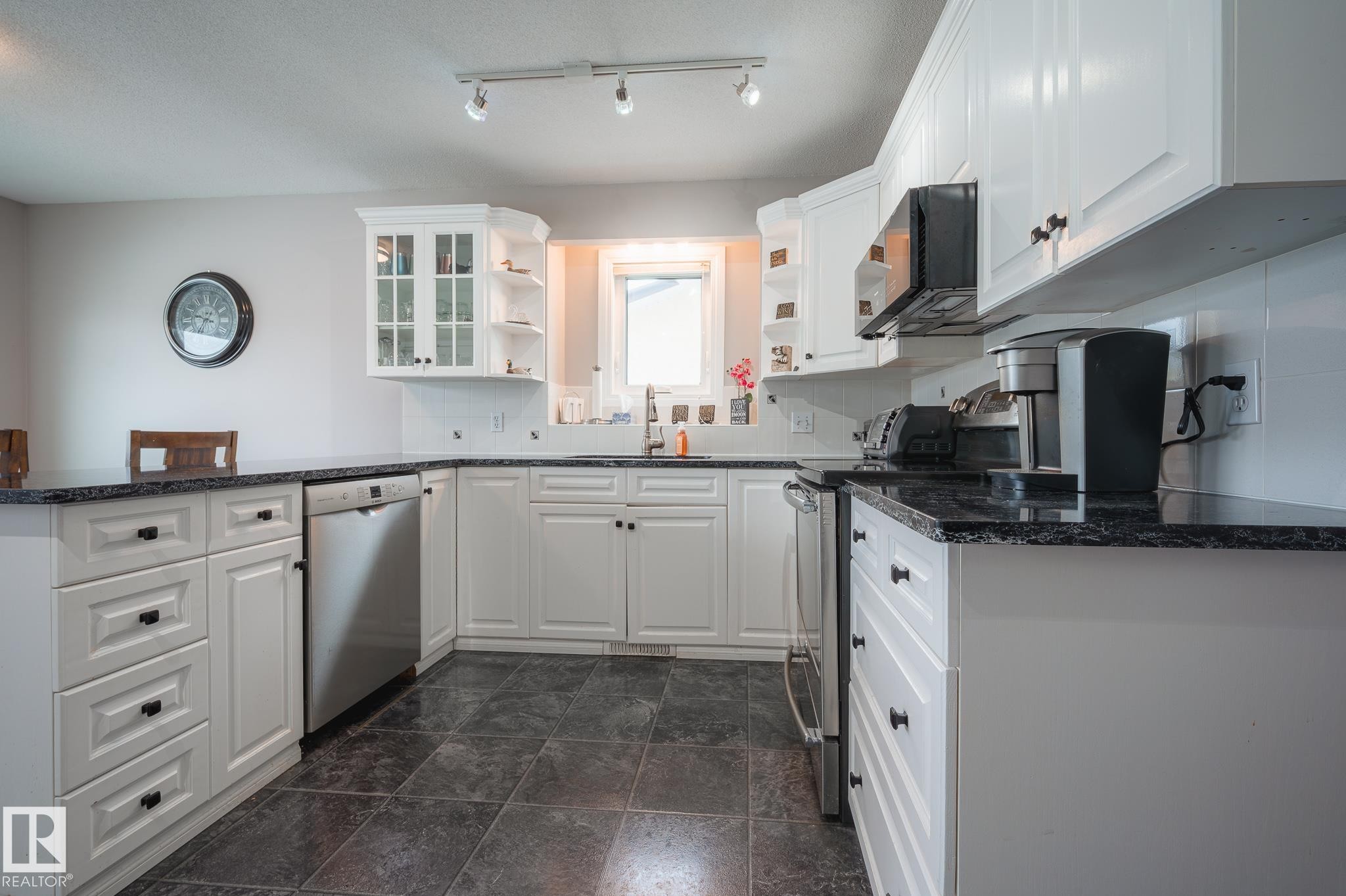 7011 158 Avenue, Edmonton, AB - Indoor Photo Showing Kitchen