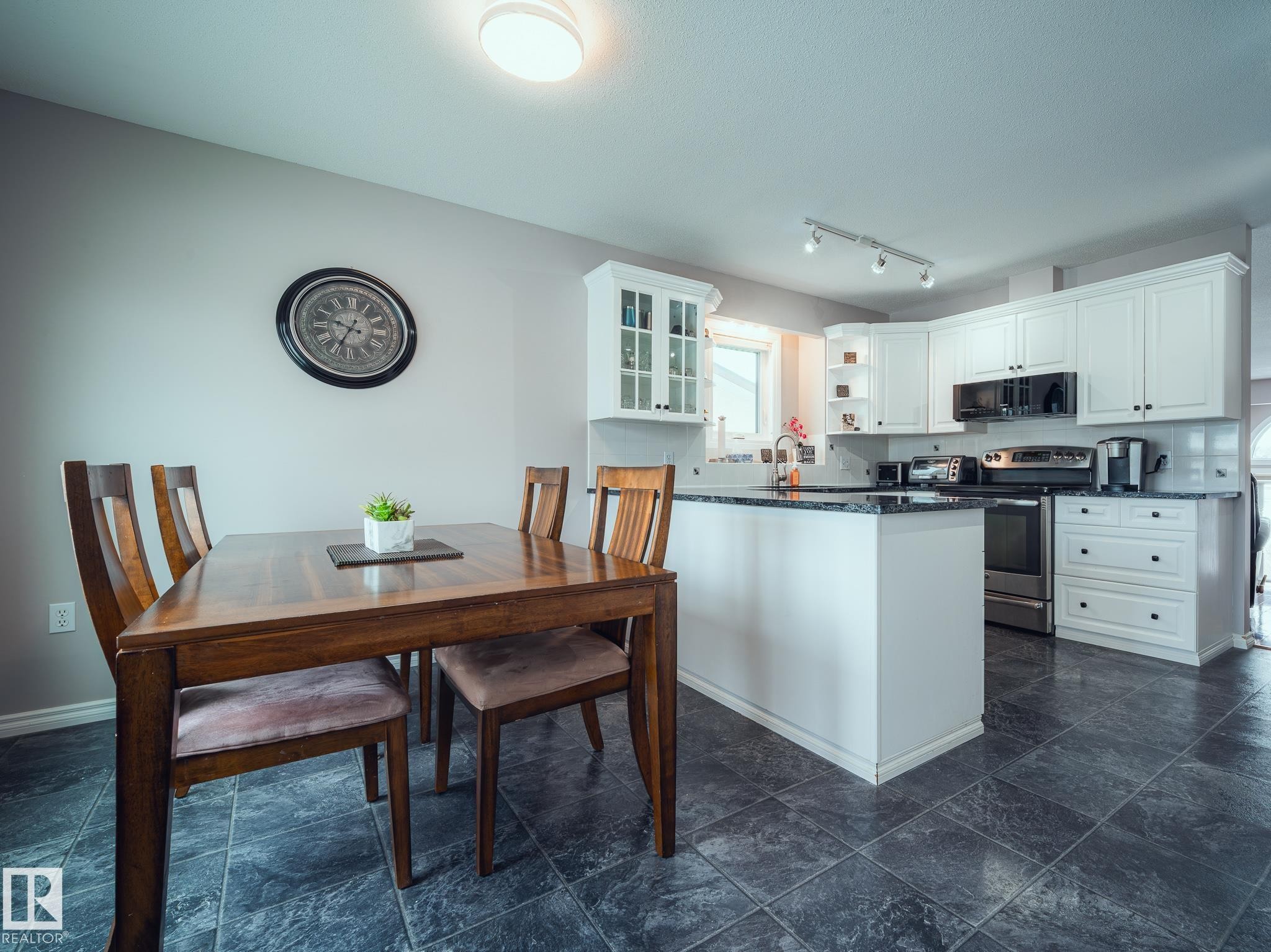 7011 158 Avenue, Edmonton, AB - Indoor