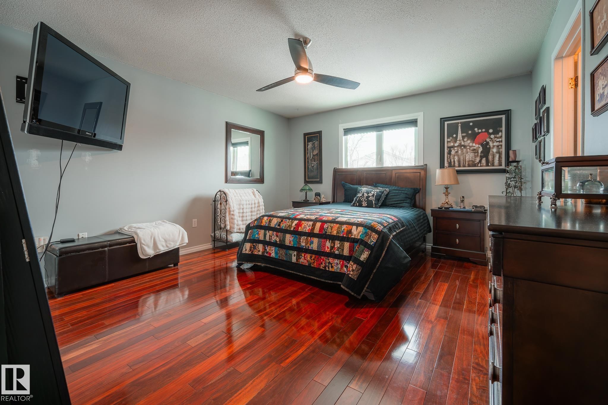 7011 158 Avenue, Edmonton, AB - Indoor Photo Showing Bedroom