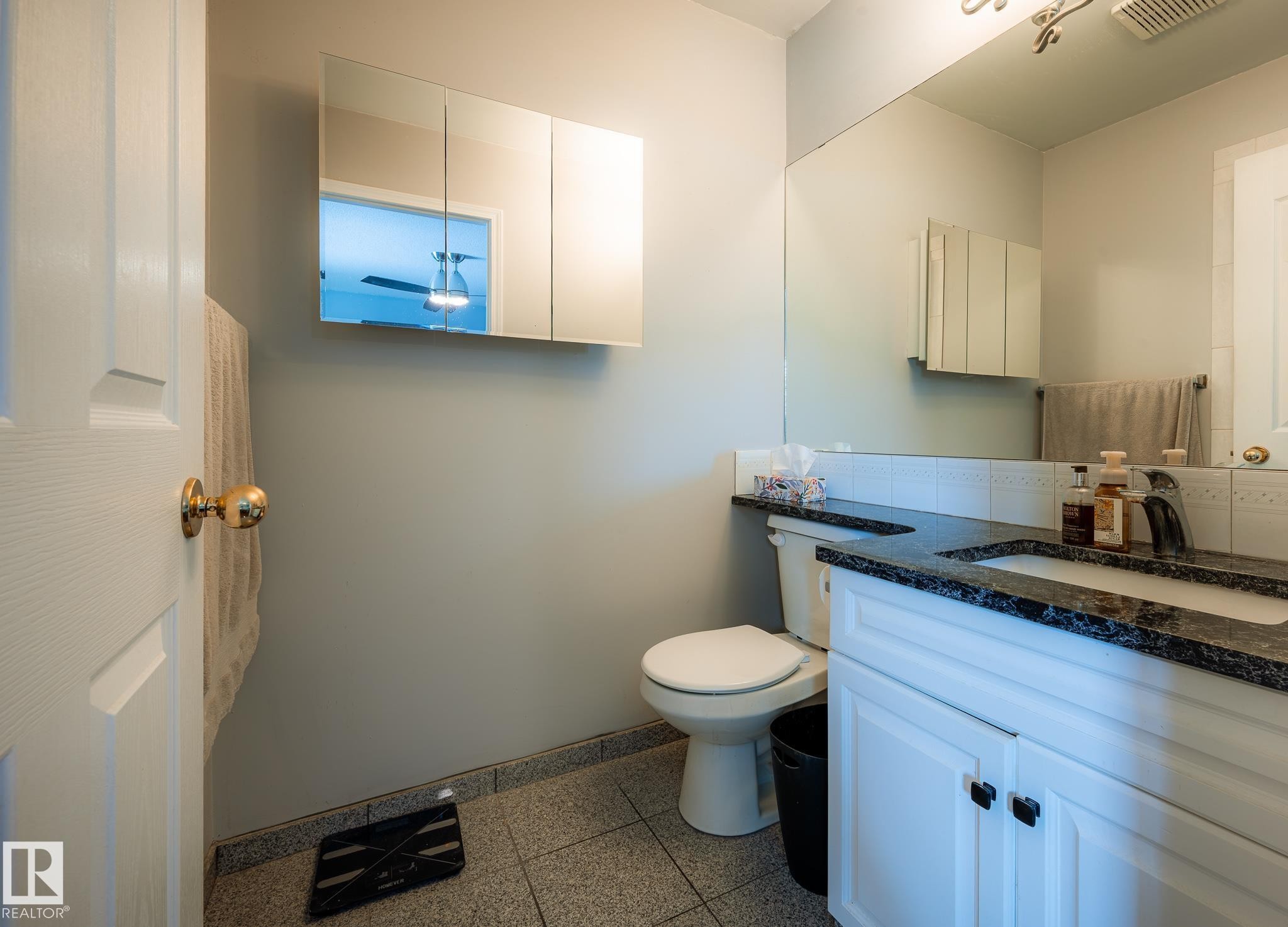 7011 158 Avenue, Edmonton, AB - Indoor Photo Showing Bathroom