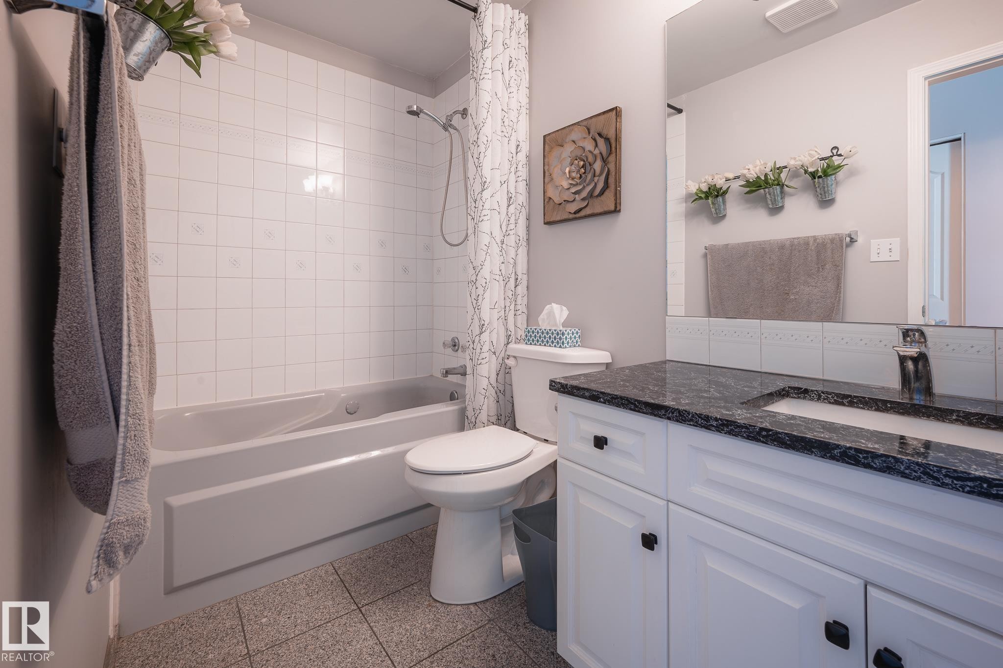 7011 158 Avenue, Edmonton, AB - Indoor Photo Showing Bathroom