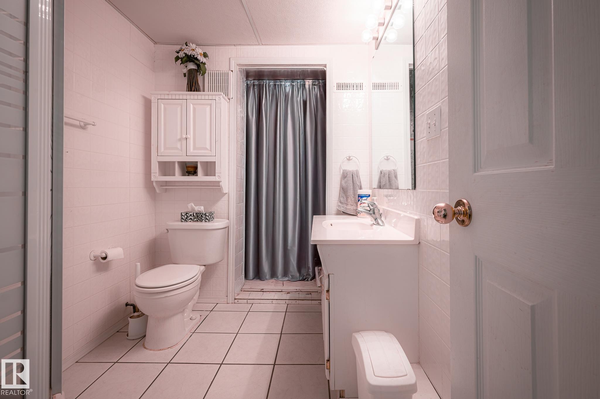 7011 158 Avenue, Edmonton, AB - Indoor Photo Showing Bathroom