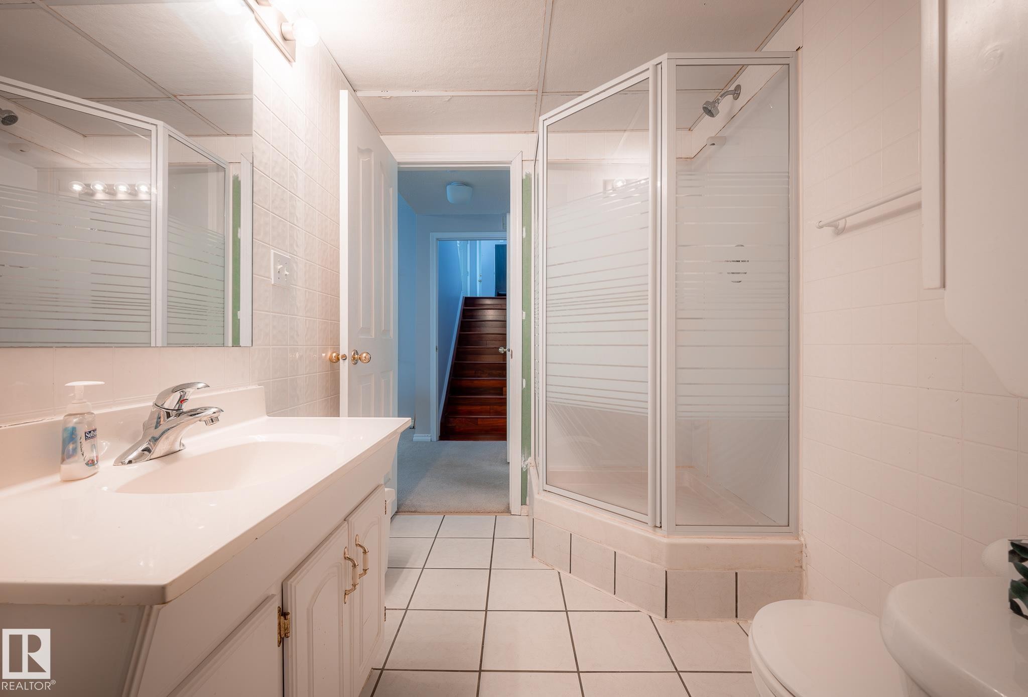 7011 158 Avenue, Edmonton, AB - Indoor Photo Showing Bathroom