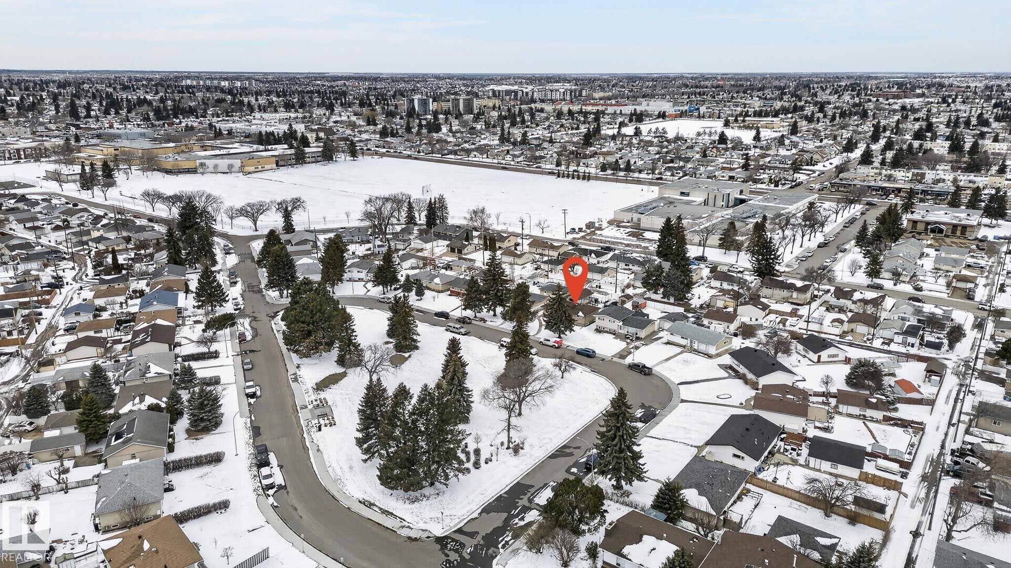 Residential neighborhood featuring a curvilinear street layout and numerous mature trees - 9112 130 Avenue, Edmonton, AB - Outdoor With View