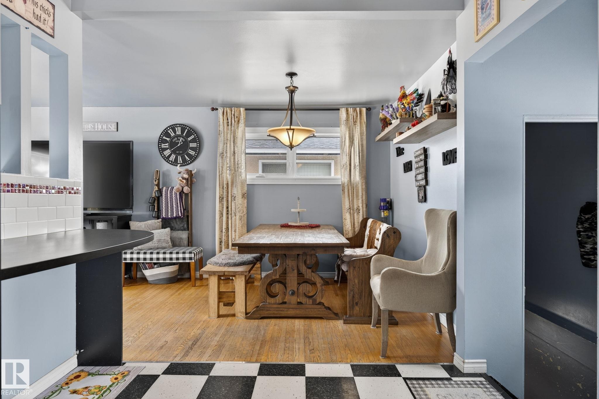 Open concept dining area with wood-finish flooring - 9112 130 Avenue, Edmonton, AB - Indoor