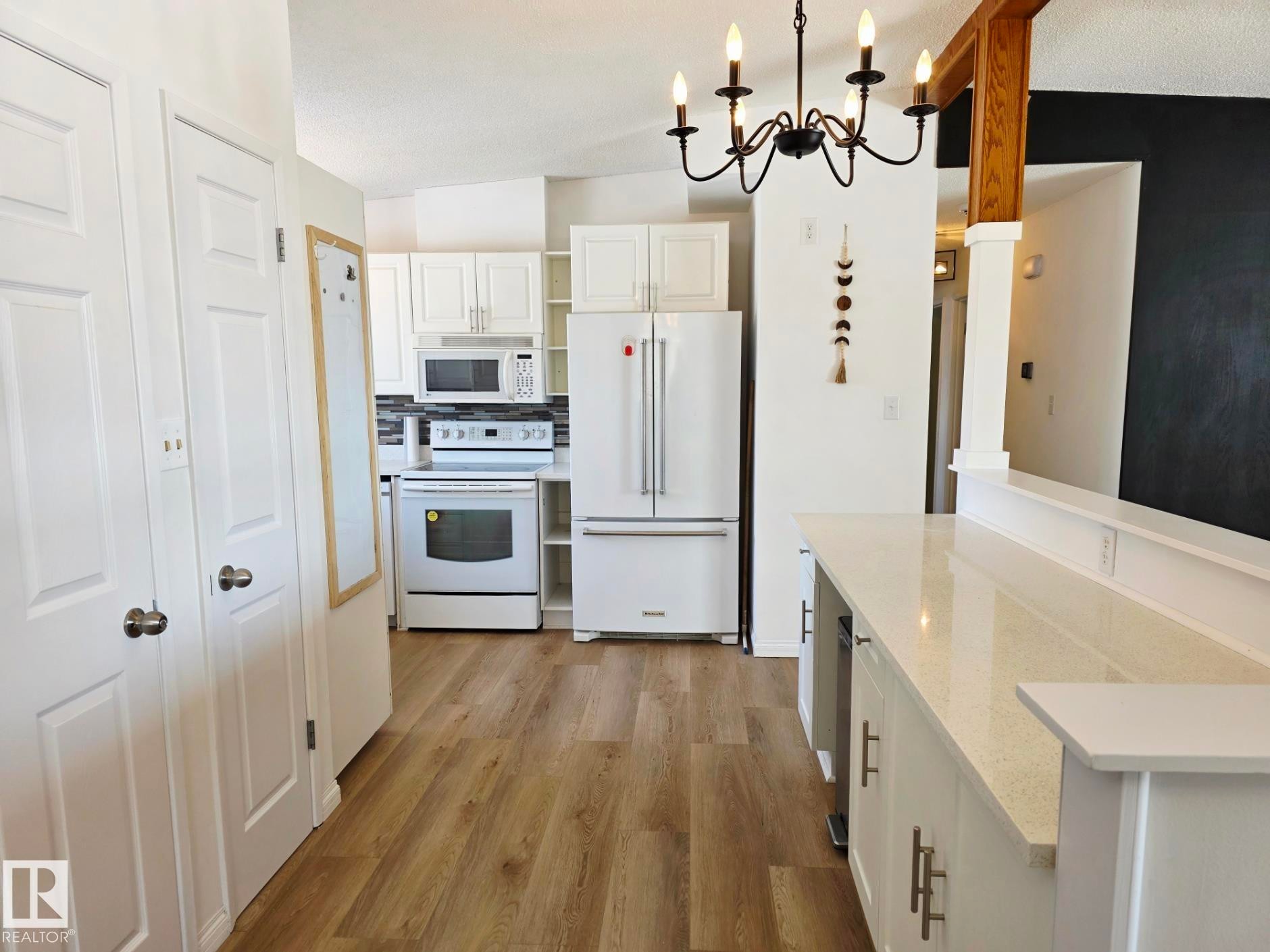 5204 43 Avenue, Leduc, AB - Indoor Photo Showing Kitchen