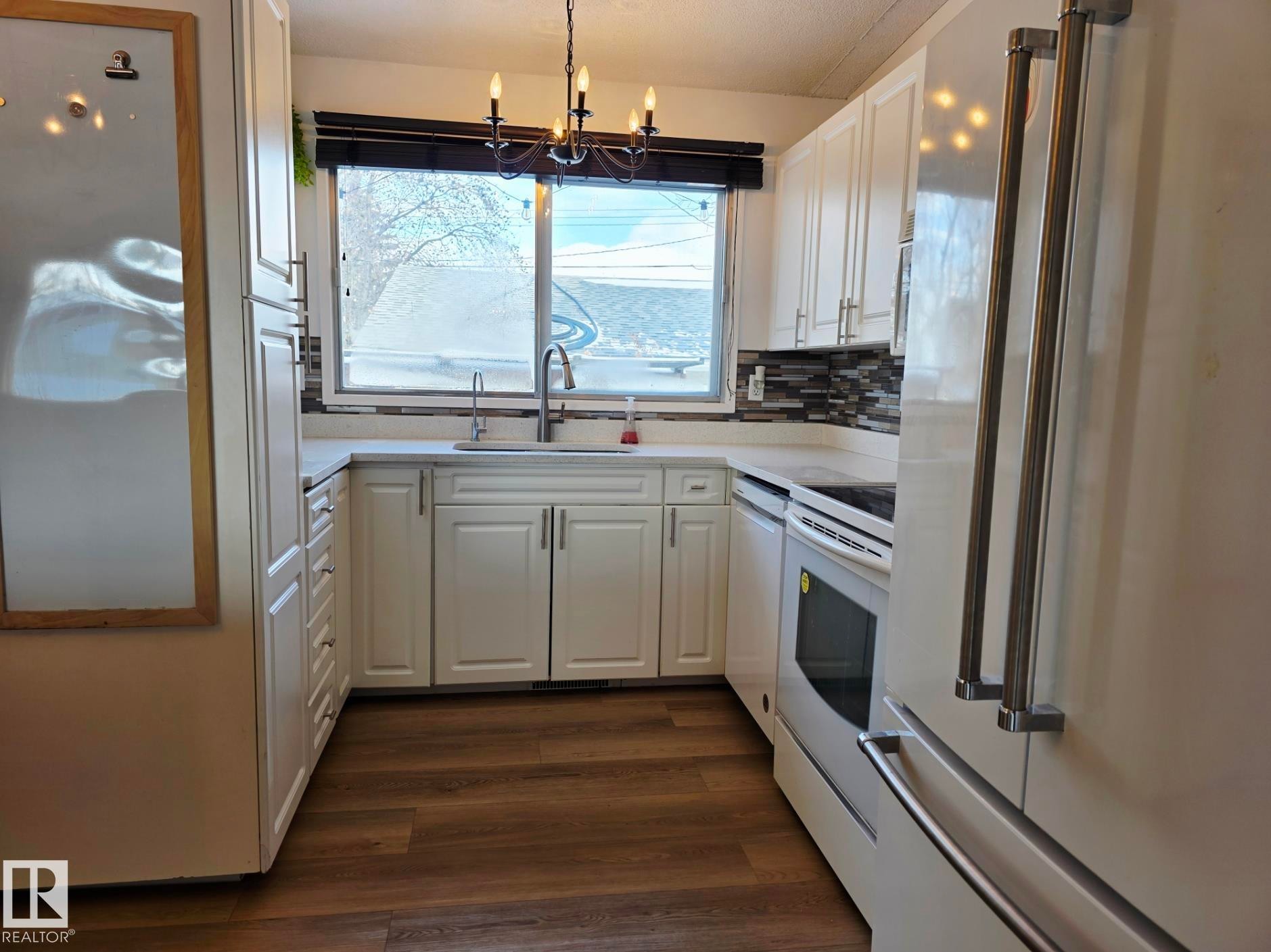 5204 43 Avenue, Leduc, AB - Indoor Photo Showing Kitchen