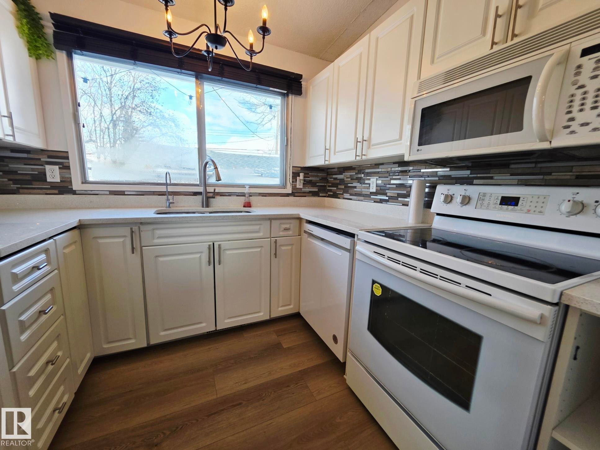 5204 43 Avenue, Leduc, AB - Indoor Photo Showing Kitchen