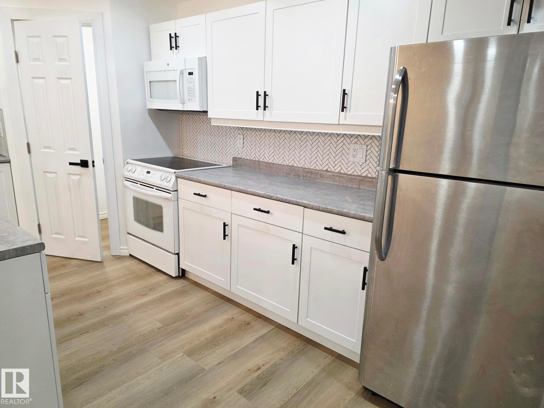 5204 43 Avenue, Leduc, AB - Indoor Photo Showing Kitchen