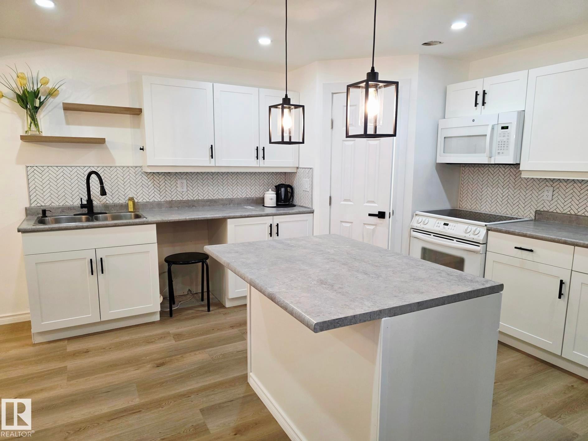 5204 43 Avenue, Leduc, AB - Indoor Photo Showing Kitchen With Double Sink