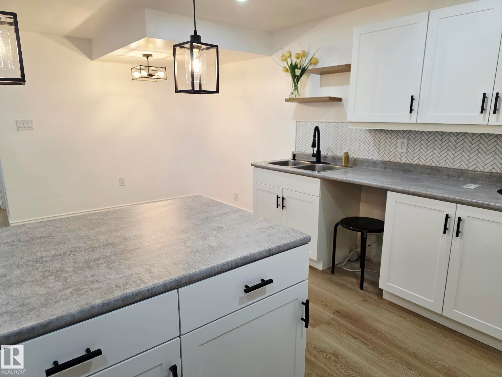 5204 43 Avenue, Leduc, AB - Indoor Photo Showing Kitchen With Double Sink