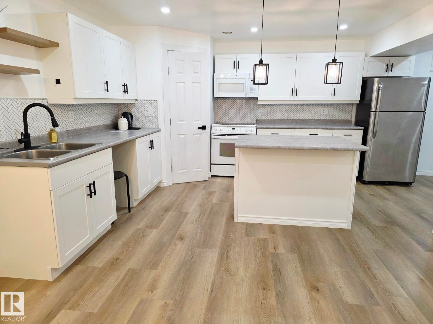 5204 43 Avenue, Leduc, AB - Indoor Photo Showing Kitchen With Double Sink