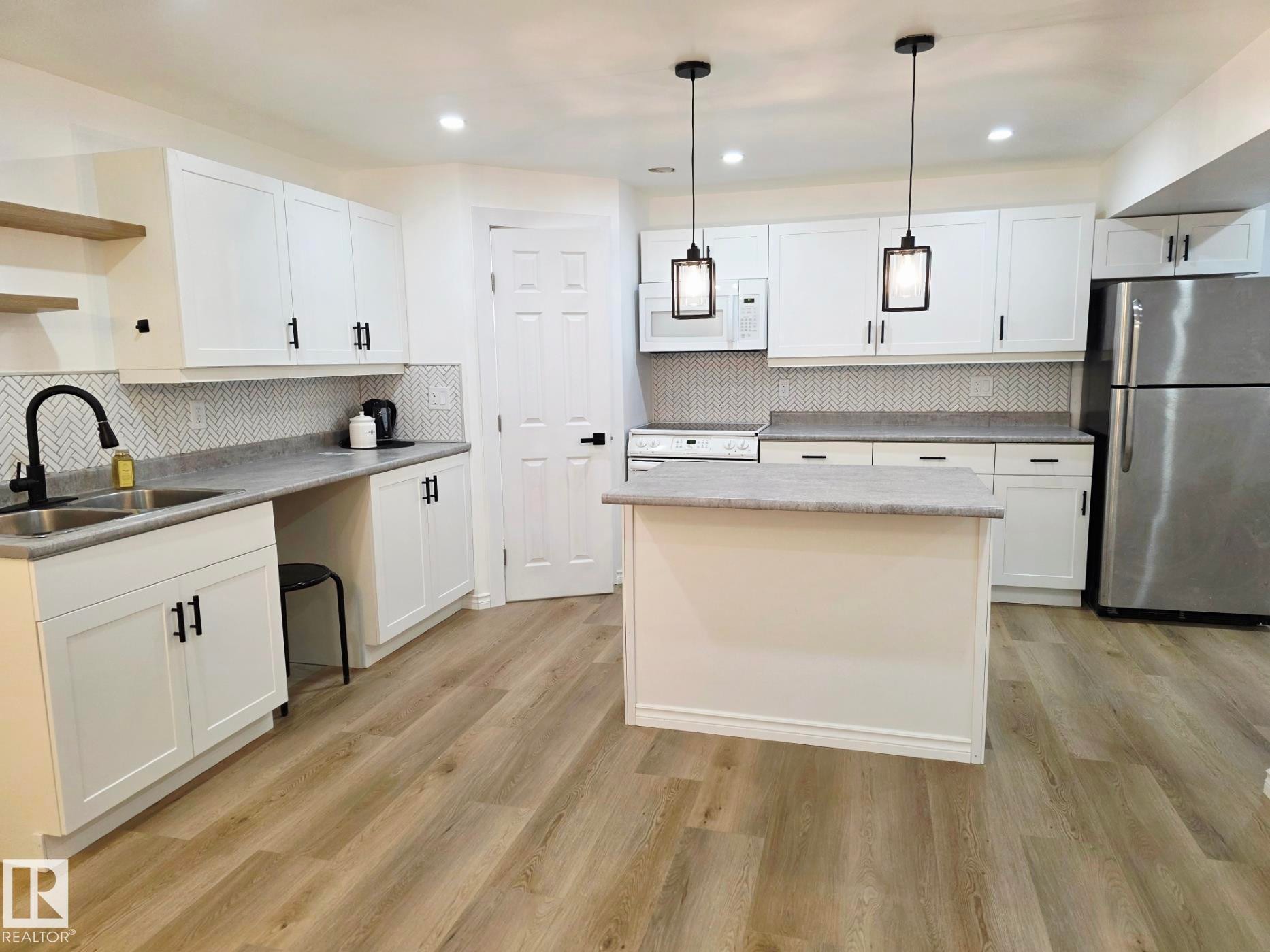 5204 43 Avenue, Leduc, AB - Indoor Photo Showing Kitchen With Double Sink
