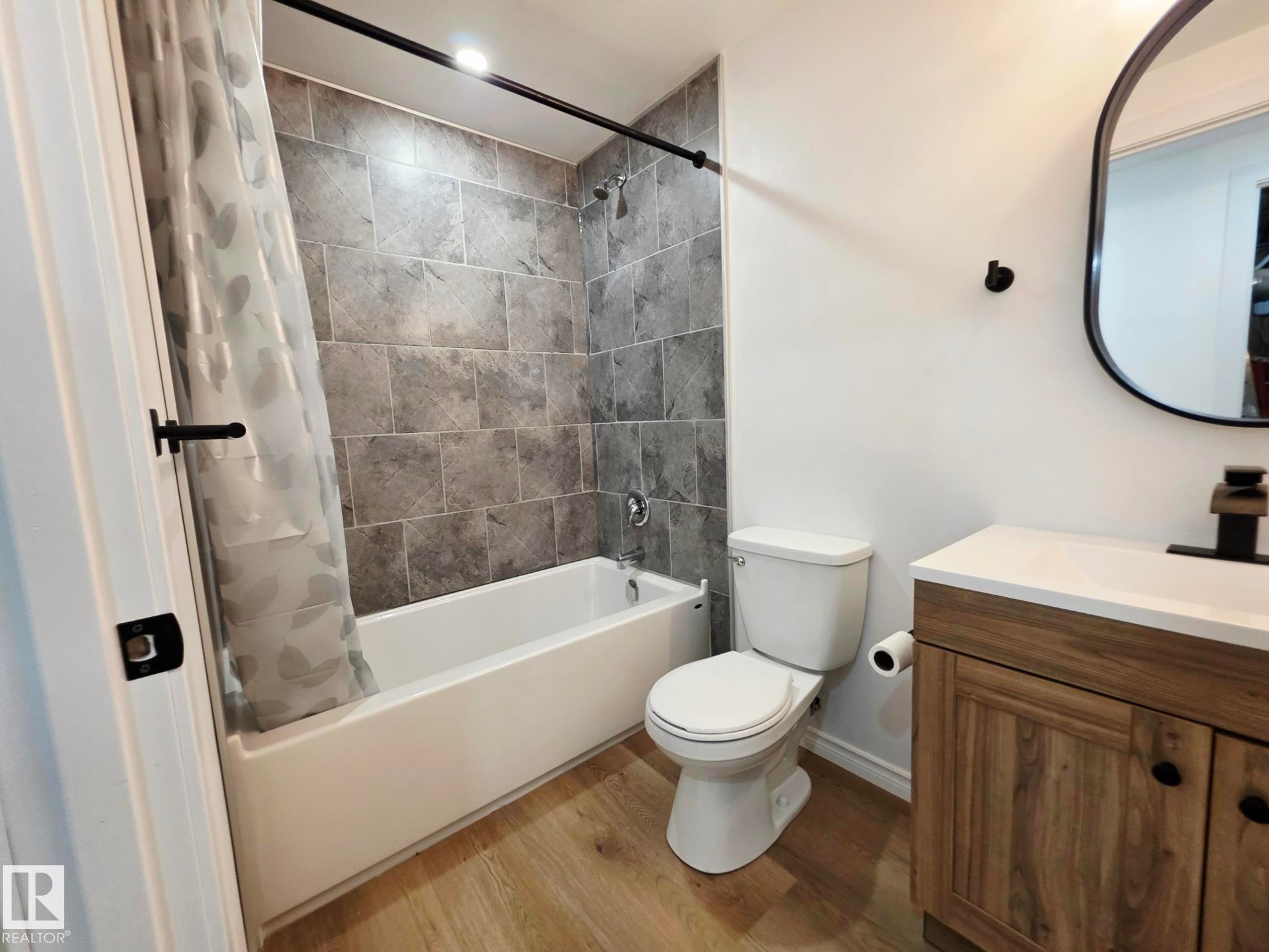 5204 43 Avenue, Leduc, AB - Indoor Photo Showing Bathroom