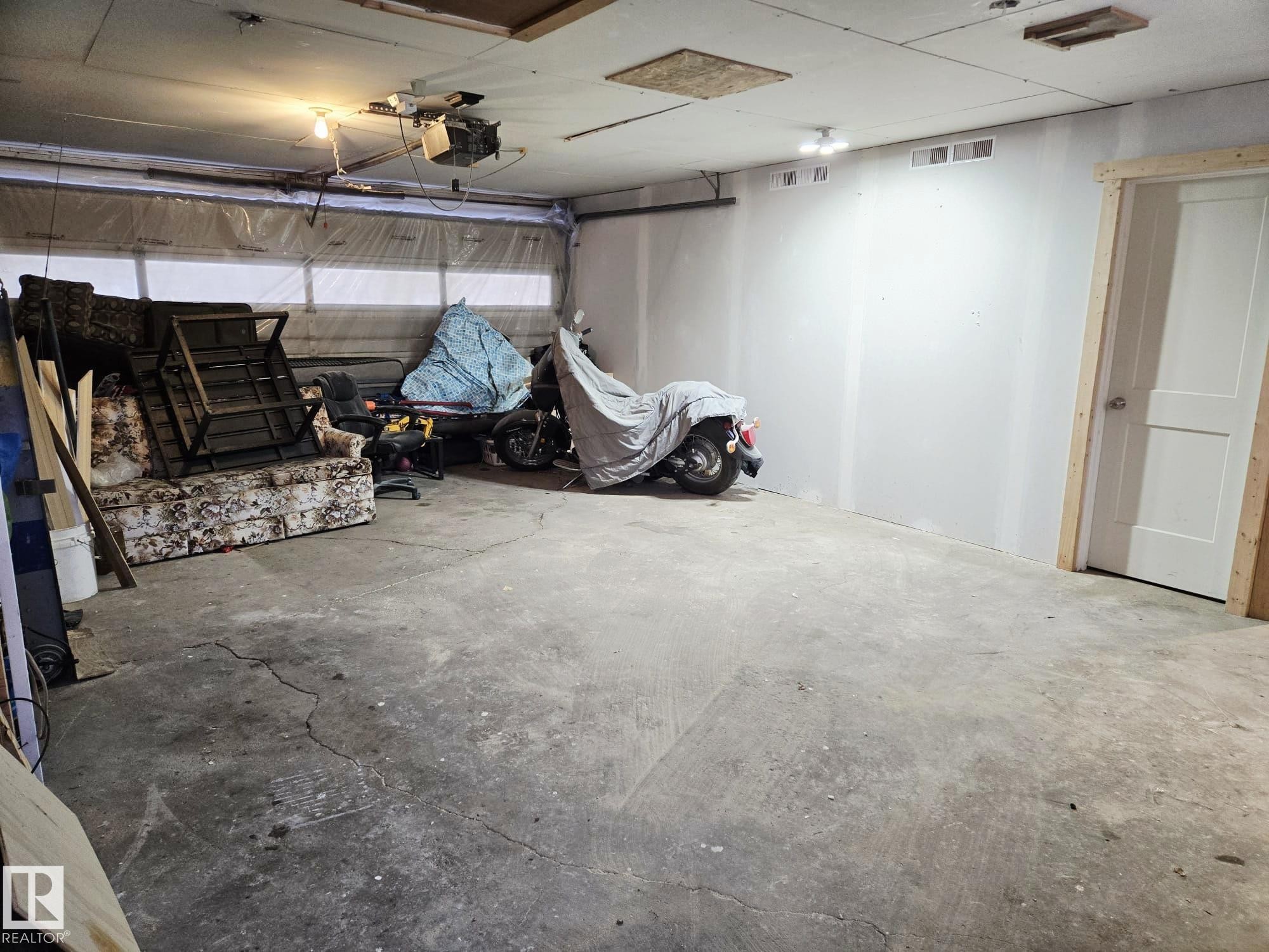 5204 43 Avenue, Leduc, AB - Indoor Photo Showing Garage