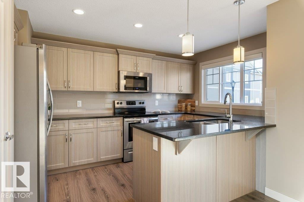 6 1391 Starling Drive, Edmonton, AB - Indoor Photo Showing Kitchen