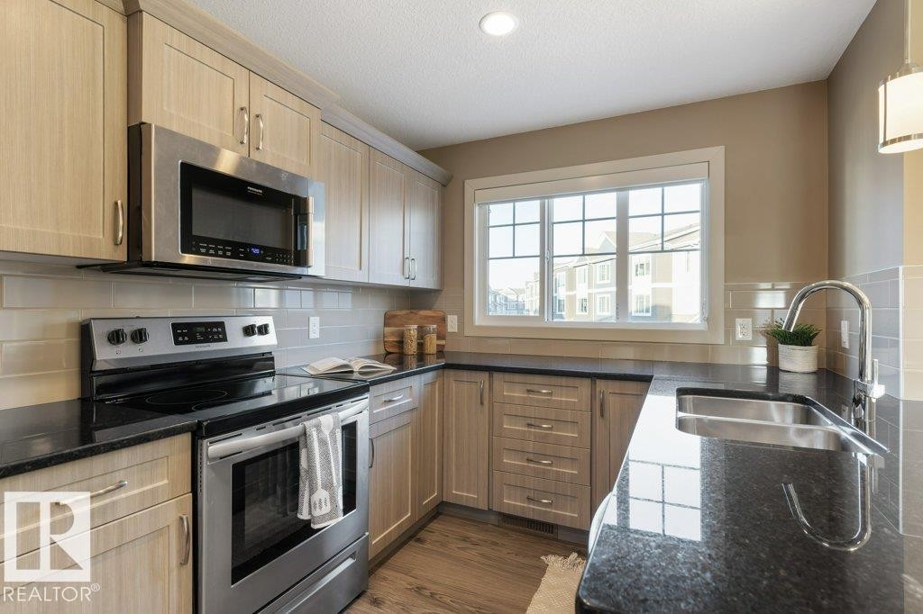 6 1391 Starling Drive, Edmonton, AB - Indoor Photo Showing Kitchen With Double Sink With Upgraded Kitchen