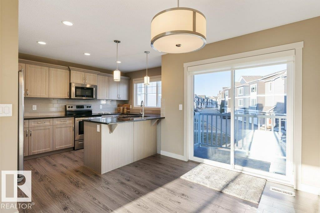 6 1391 Starling Drive, Edmonton, AB - Indoor Photo Showing Kitchen