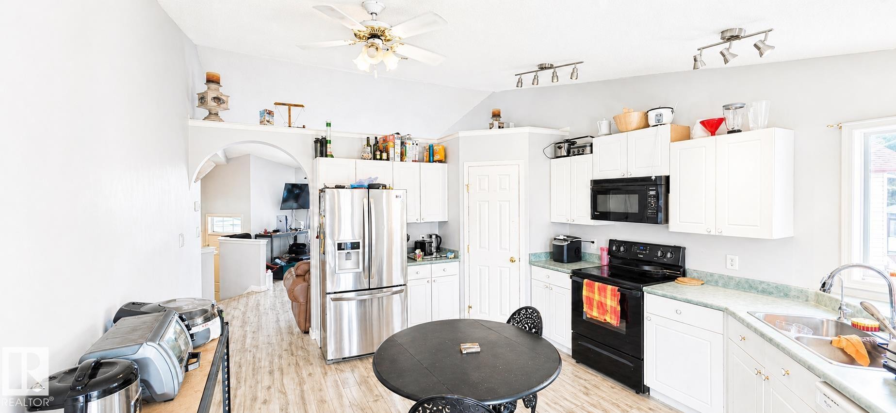 9218 163 Avenue, Edmonton, AB - Indoor Photo Showing Kitchen