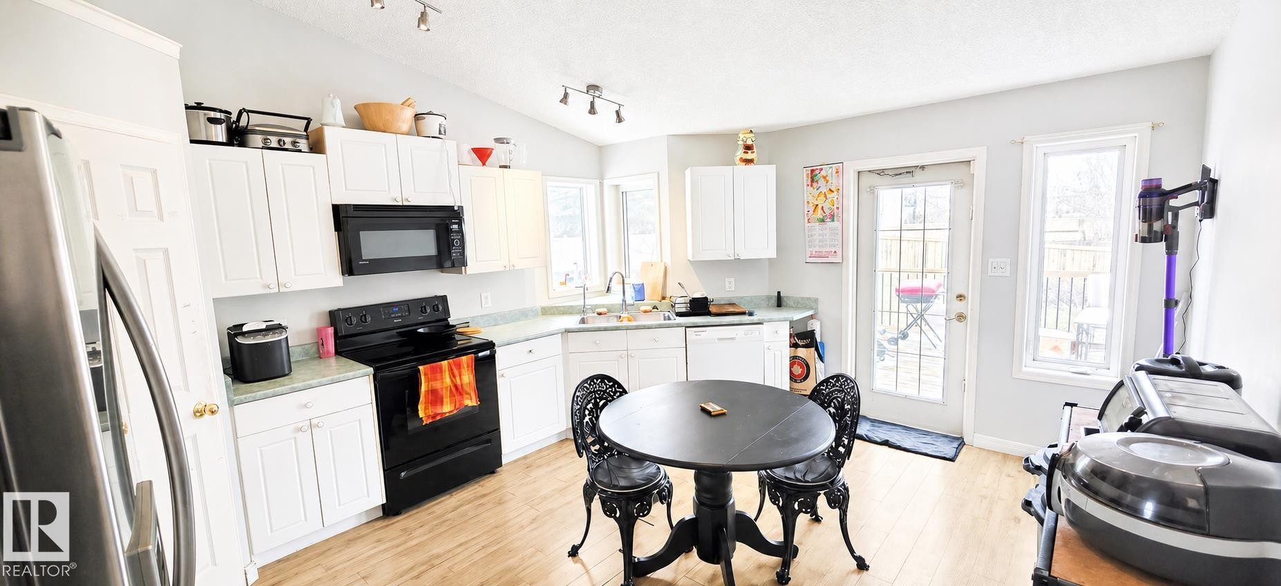 9218 163 Avenue, Edmonton, AB - Indoor Photo Showing Kitchen
