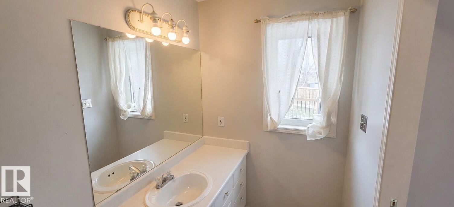 9218 163 Avenue, Edmonton, AB - Indoor Photo Showing Bathroom