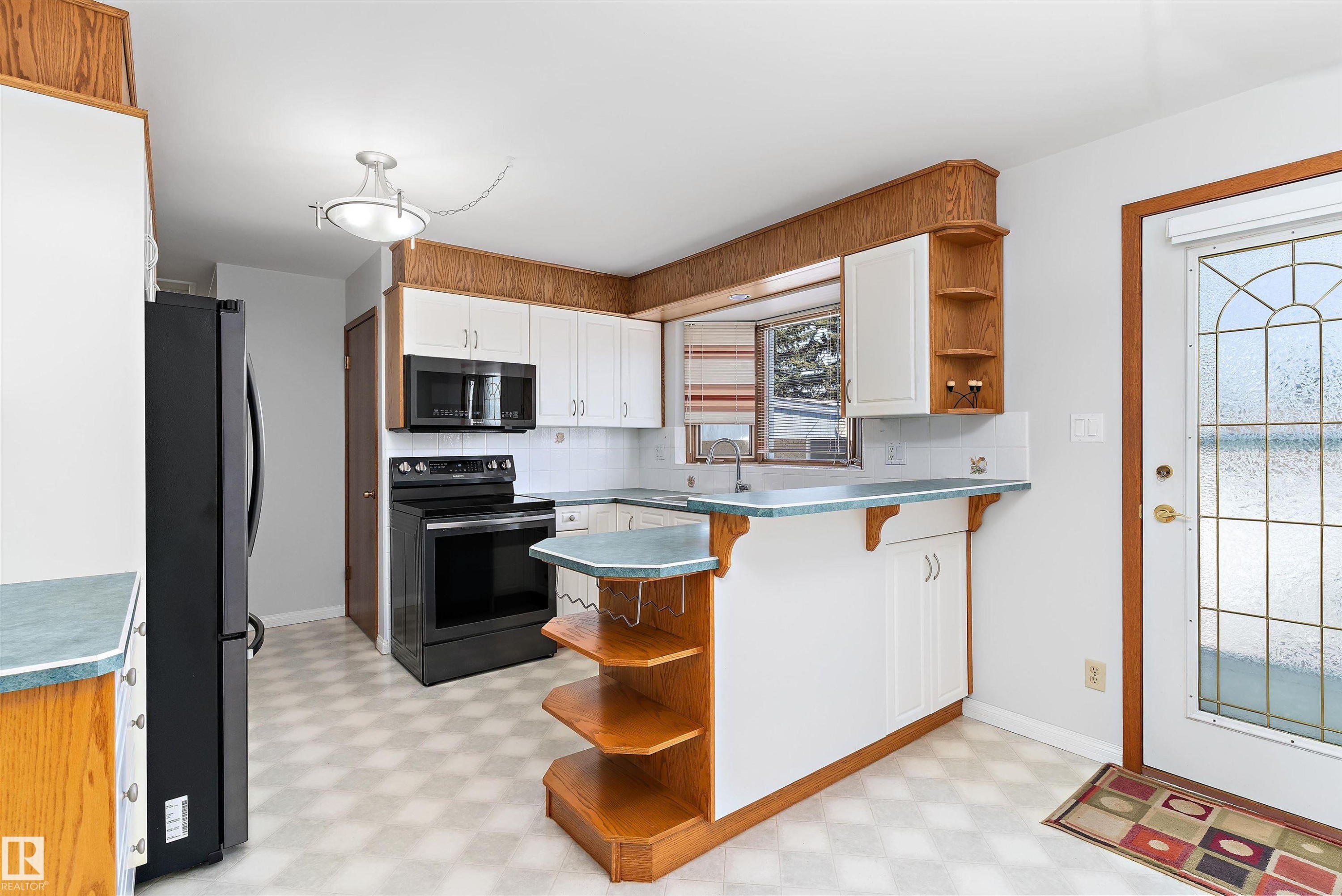9411 68A Street, Edmonton, AB - Indoor Photo Showing Kitchen