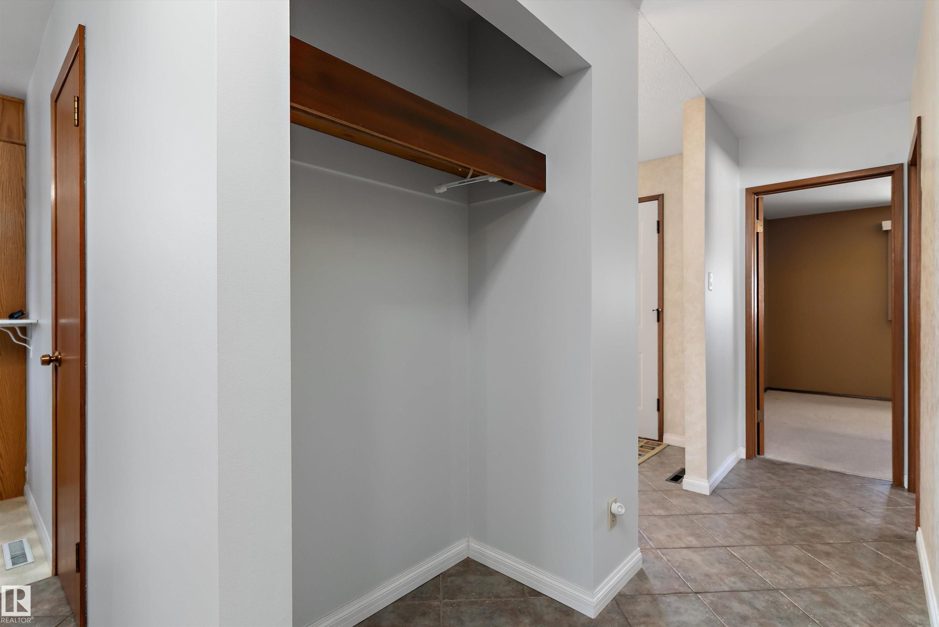 9411 68A Street, Edmonton, AB - Indoor