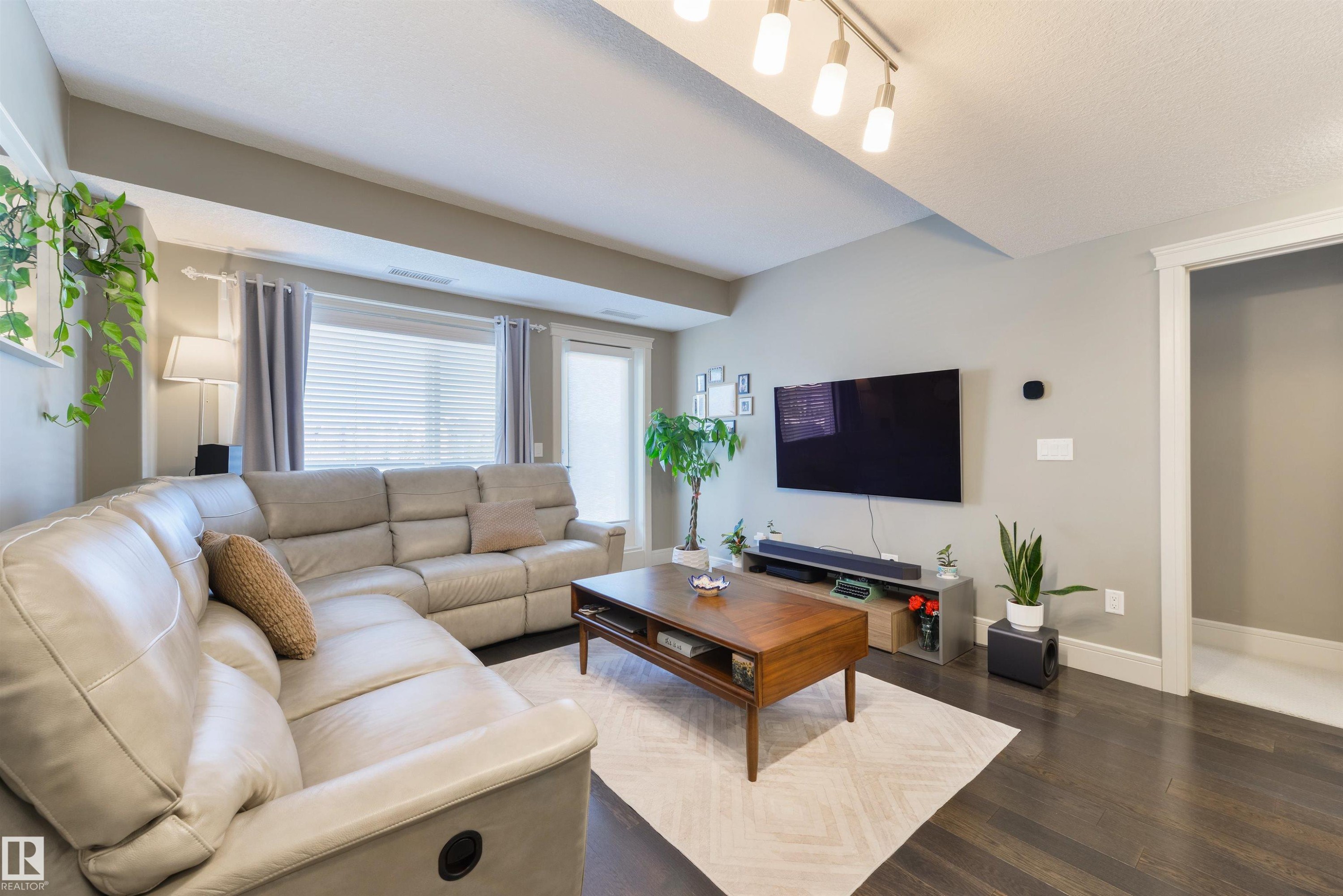 219 7508 Getty Gate, Edmonton, AB - Indoor Photo Showing Living Room