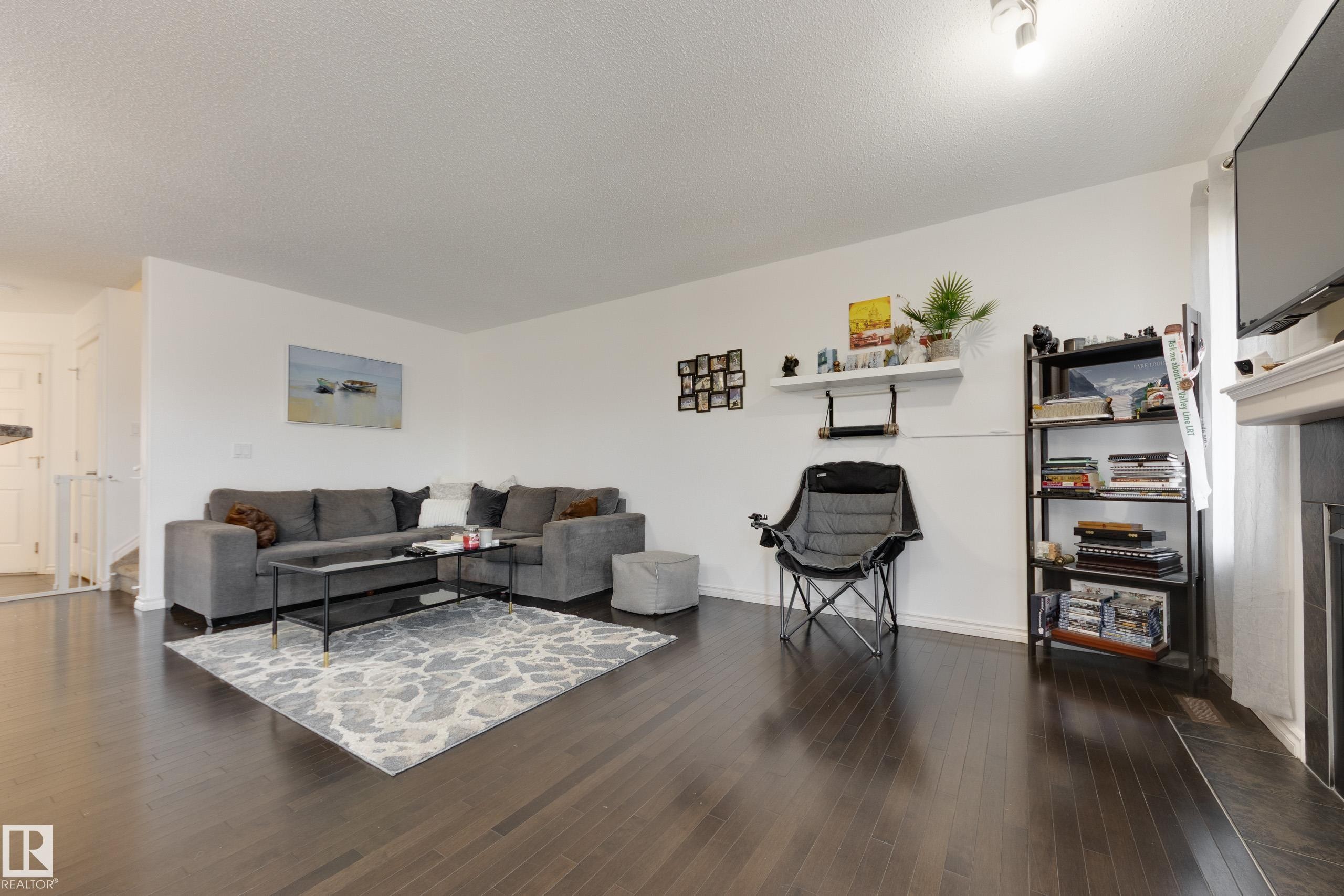 17104 7A Avenue, Edmonton, AB - Indoor Photo Showing Living Room