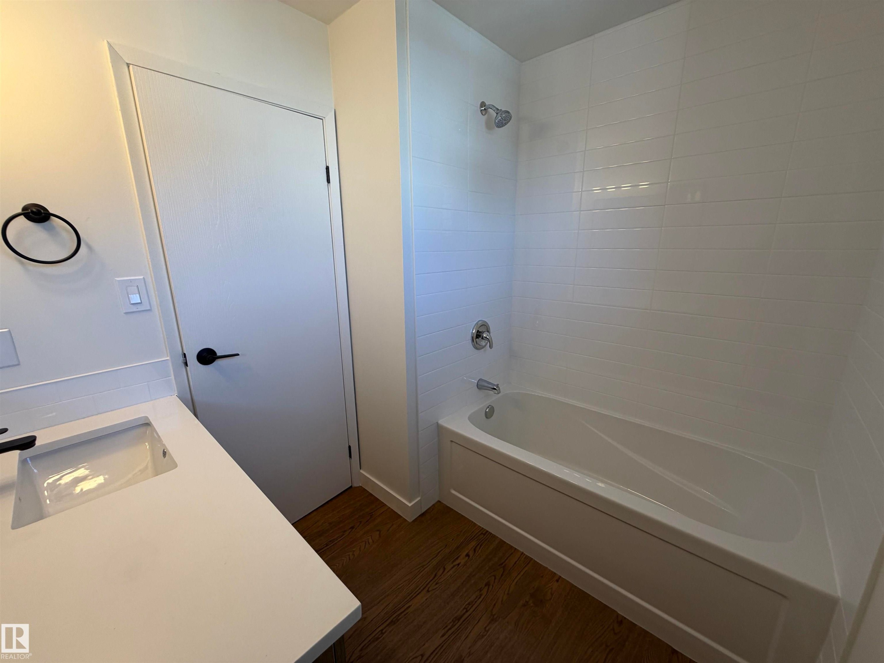 404 Hermitage Road, Edmonton, AB - Indoor Photo Showing Bathroom