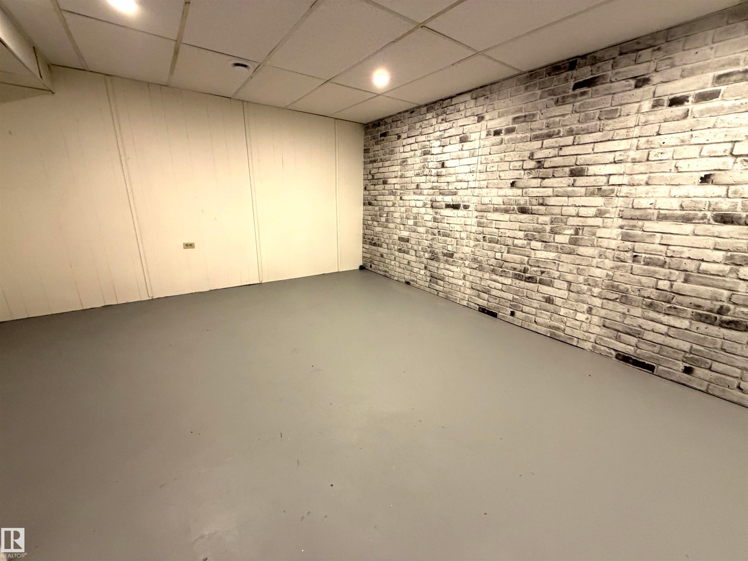 404 Hermitage Road, Edmonton, AB - Indoor