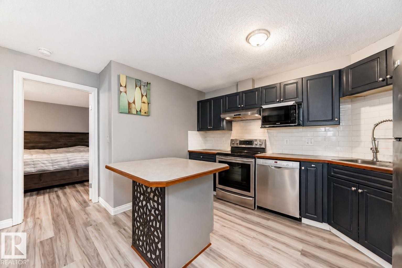 #102 16221 95 St Nw, Edmonton, AB - Indoor Photo Showing Kitchen