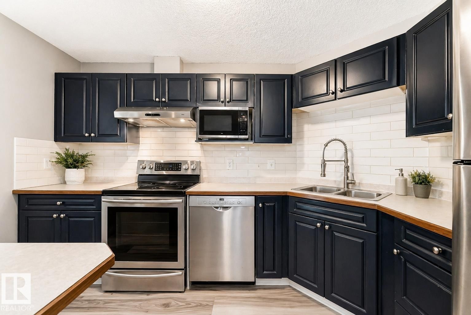 #102 16221 95 St Nw, Edmonton, AB - Indoor Photo Showing Kitchen With Double Sink With Upgraded Kitchen