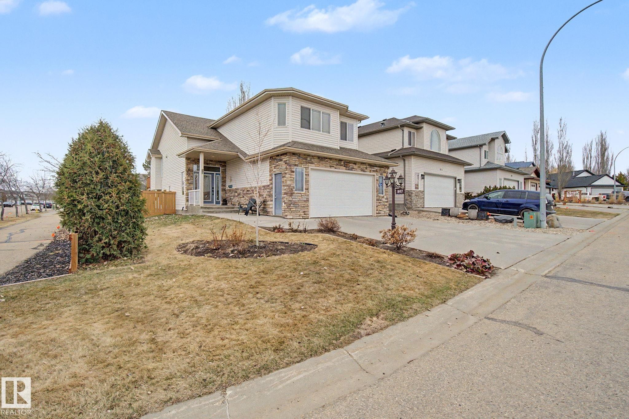 807 Oakland Place, Devon, AB - Outdoor
