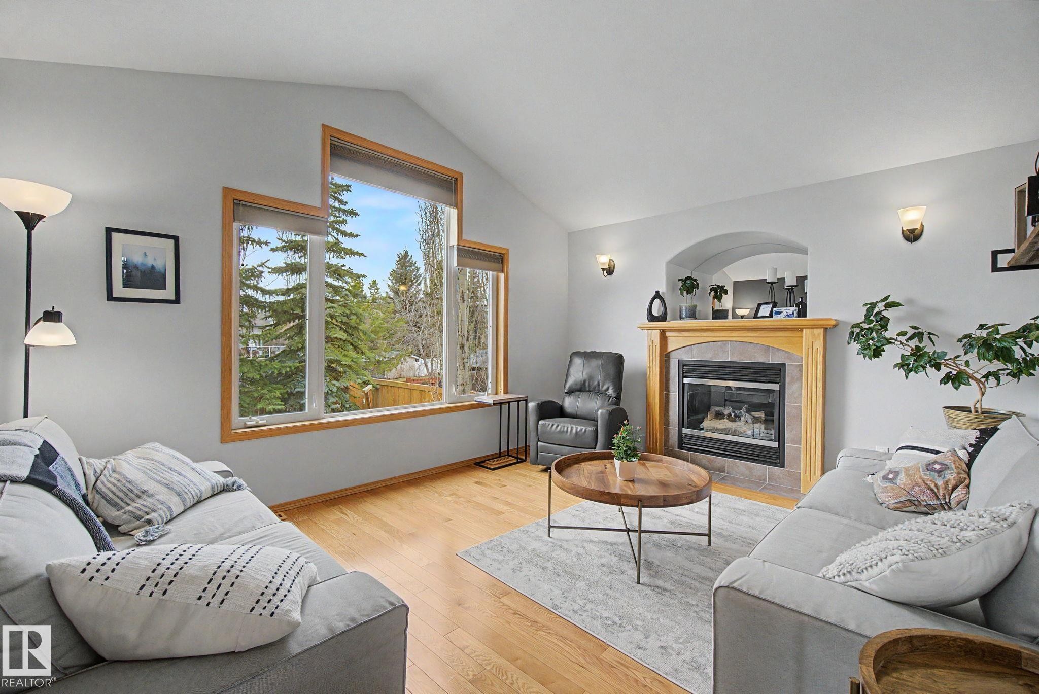 807 Oakland Place, Devon, AB - Indoor Photo Showing Living Room With Fireplace