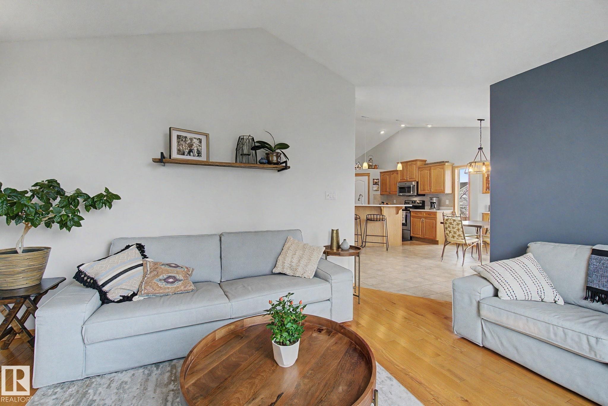 807 Oakland Place, Devon, AB - Indoor Photo Showing Living Room