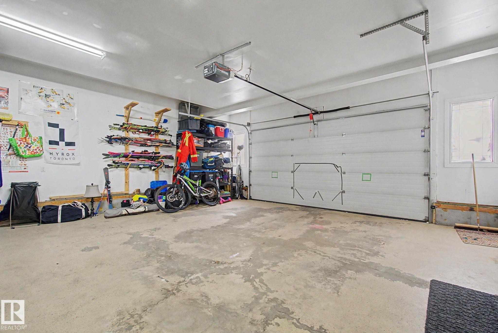 807 Oakland Place, Devon, AB - Indoor Photo Showing Garage