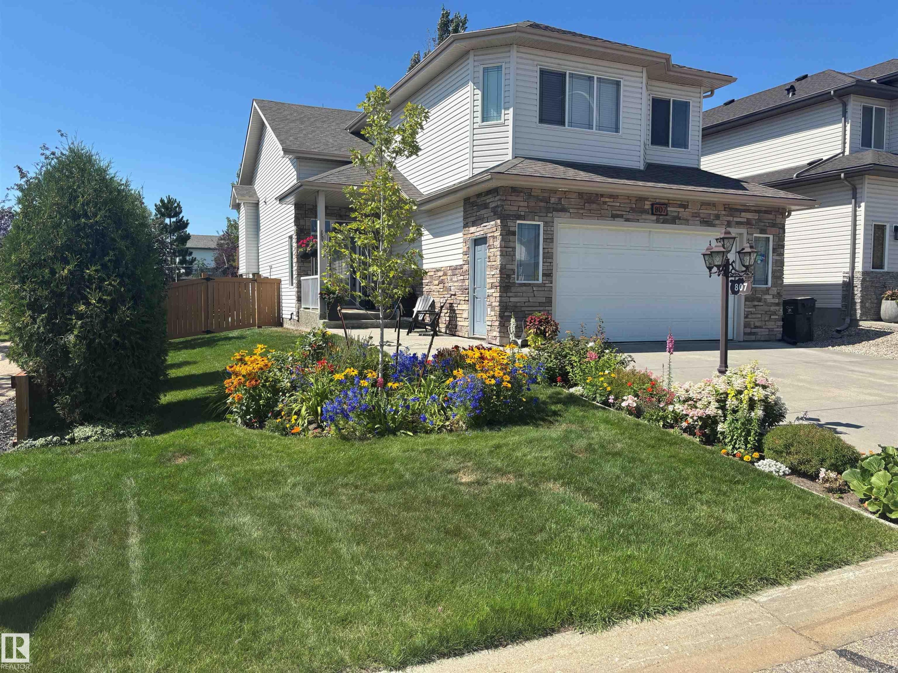 807 Oakland Place, Devon, AB - Outdoor