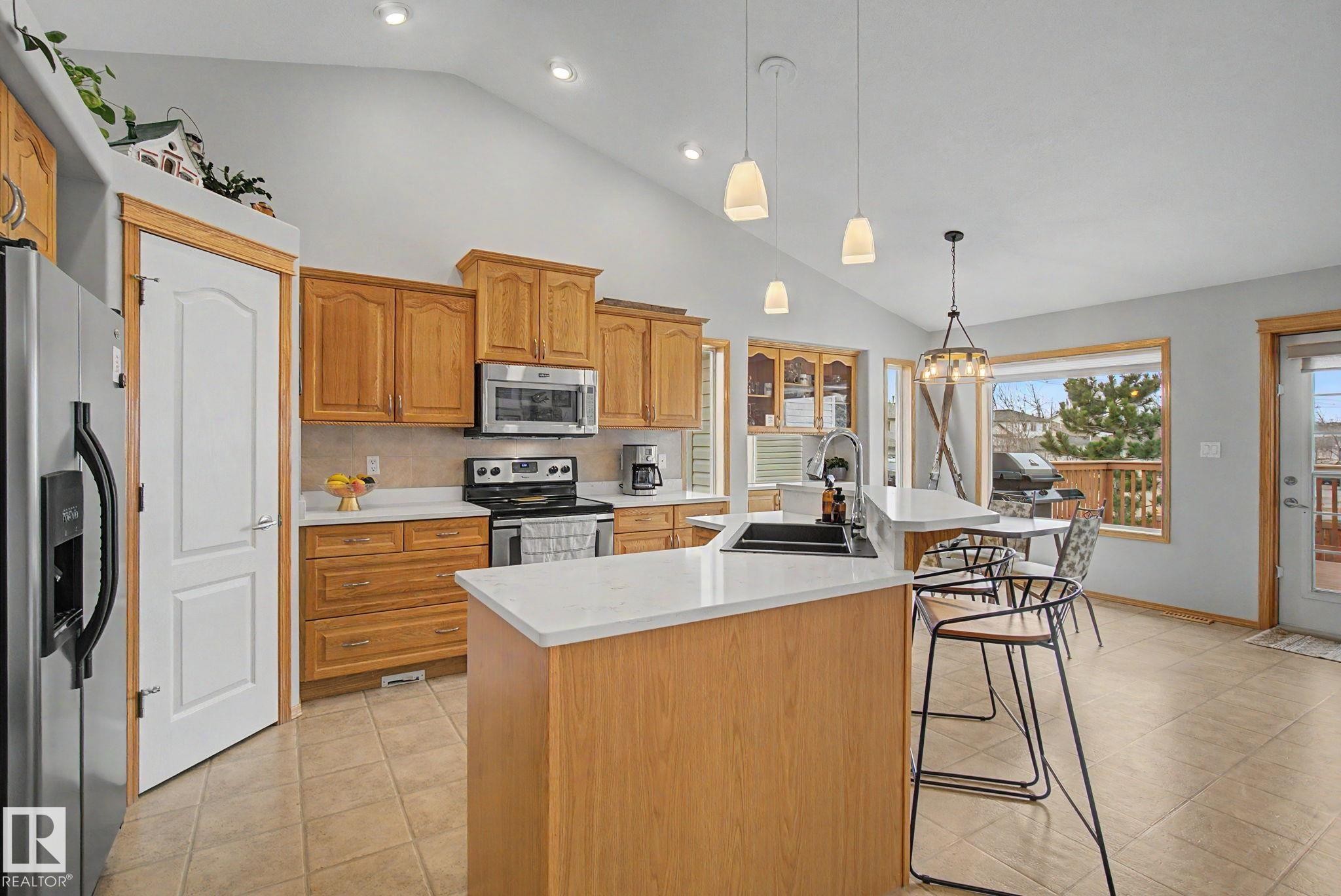 807 Oakland Place, Devon, AB - Indoor Photo Showing Kitchen With Double Sink
