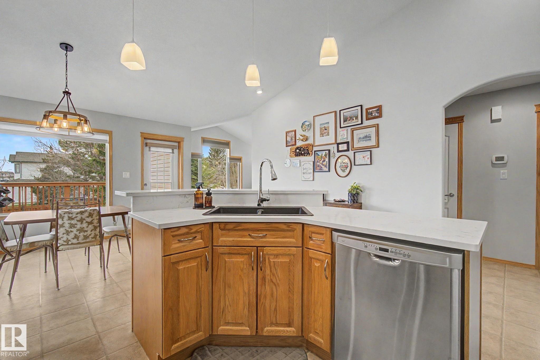 807 Oakland Place, Devon, AB - Indoor Photo Showing Kitchen With Double Sink