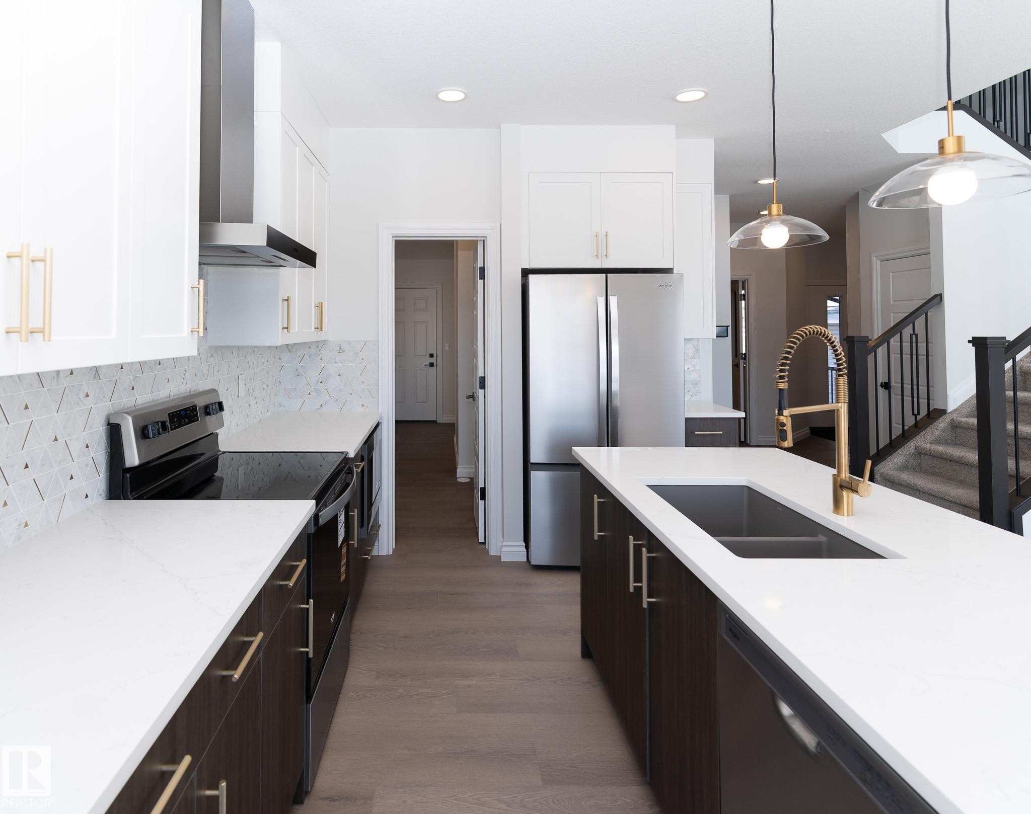 911 18 Avenue, Edmonton, AB - Indoor Photo Showing Kitchen With Double Sink With Upgraded Kitchen