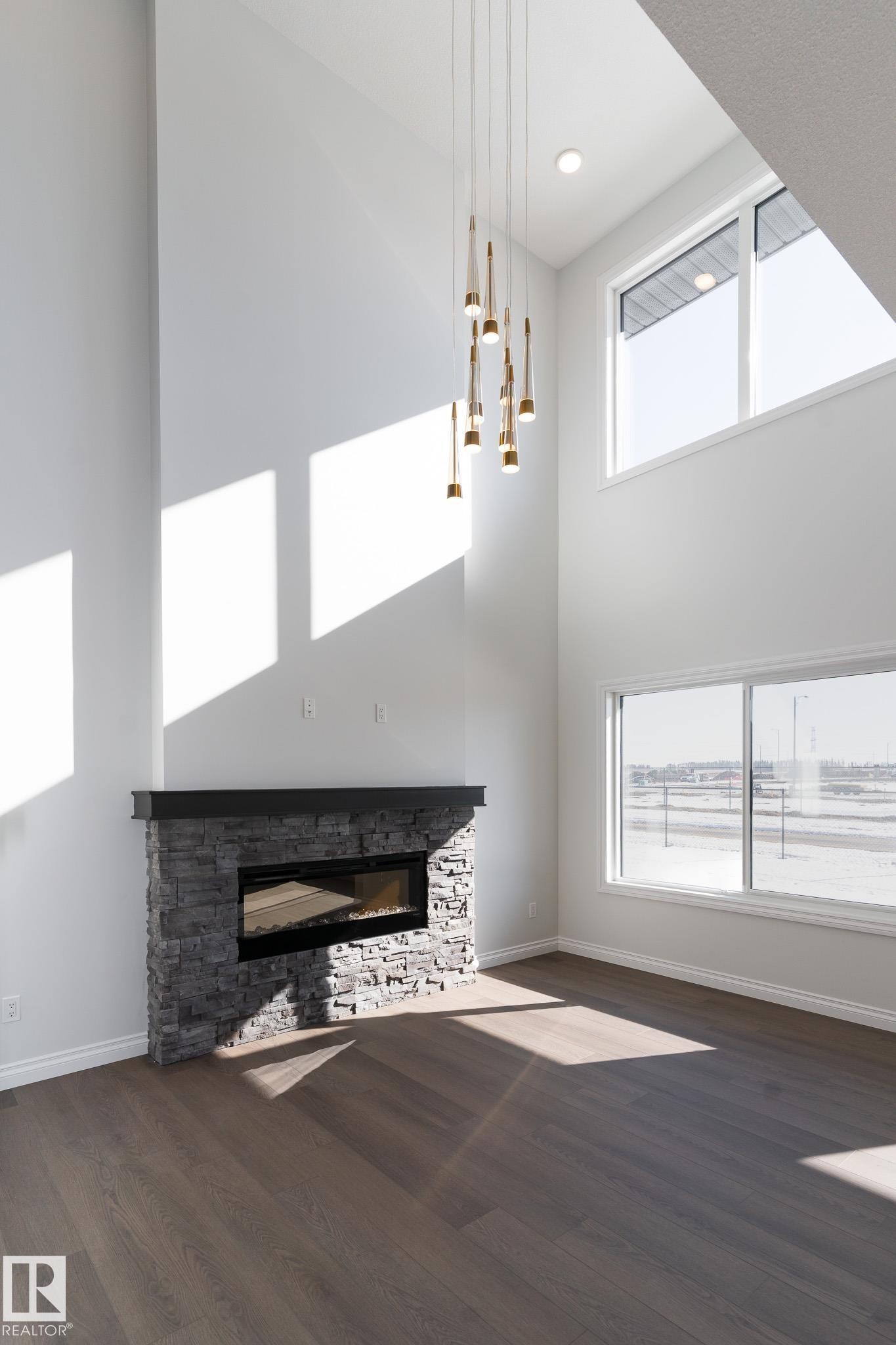 911 18 Avenue, Edmonton, AB - Indoor With Fireplace