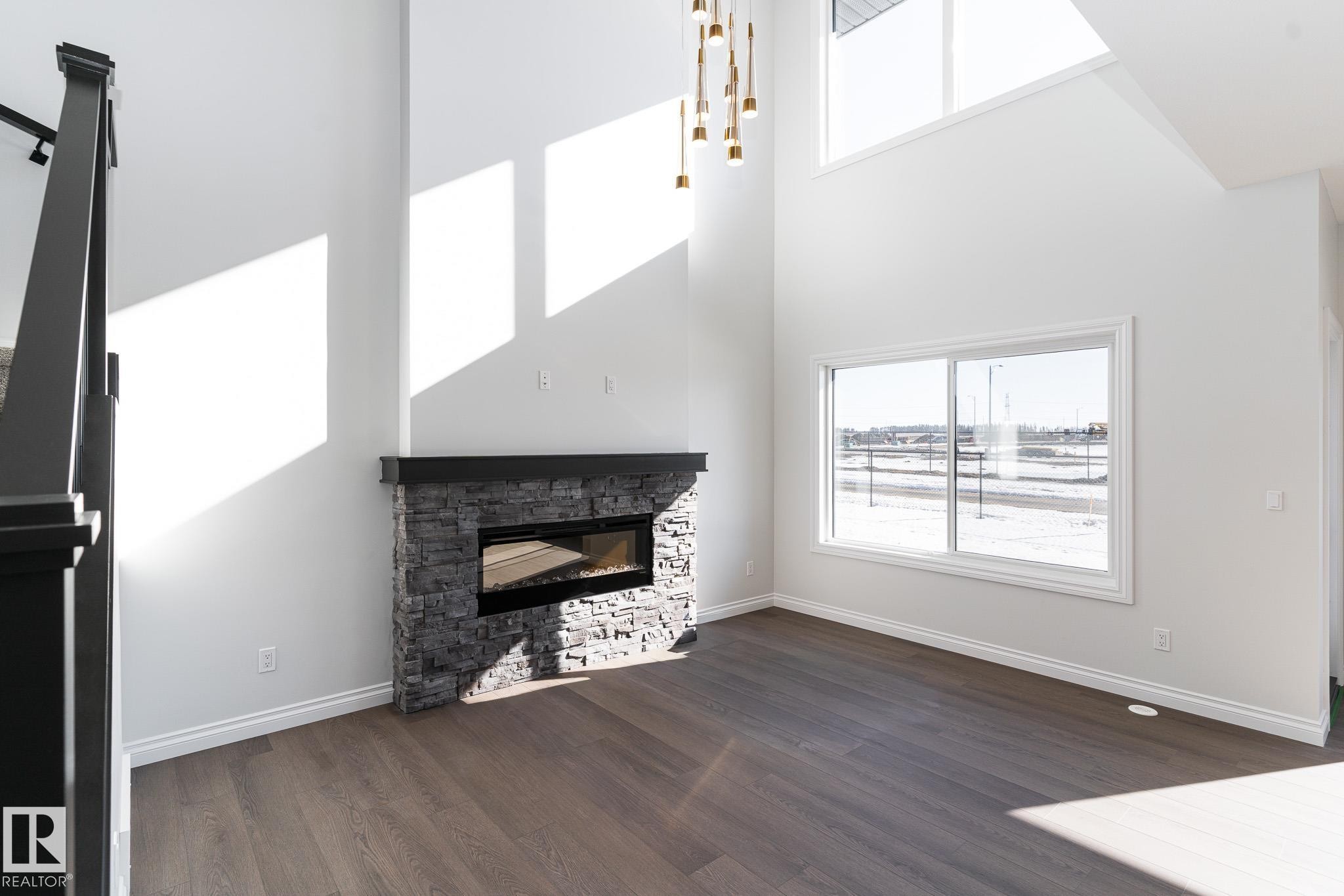 911 18 Avenue, Edmonton, AB - Indoor Photo Showing Living Room With Fireplace