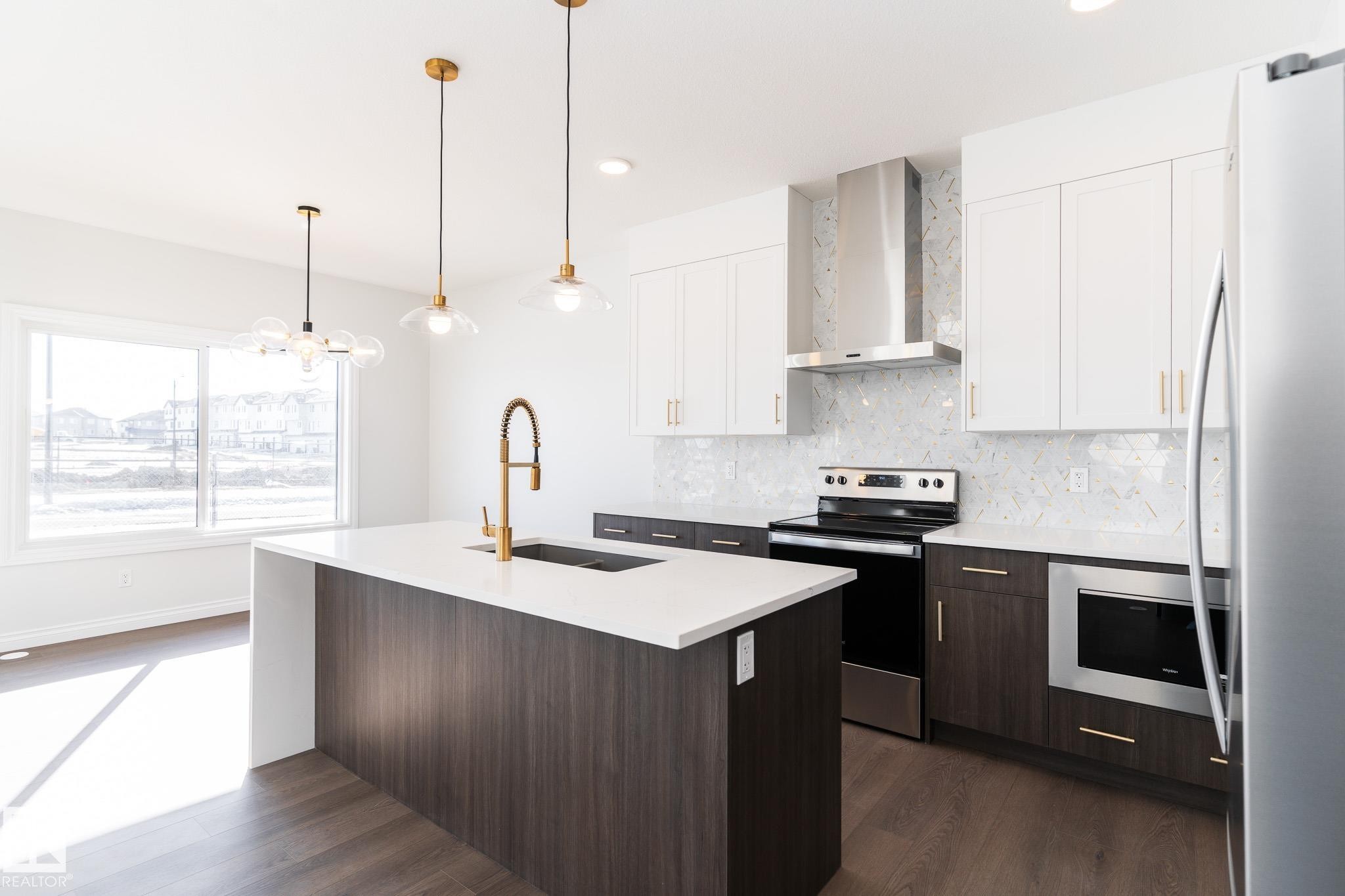 911 18 Avenue, Edmonton, AB - Indoor Photo Showing Kitchen With Upgraded Kitchen