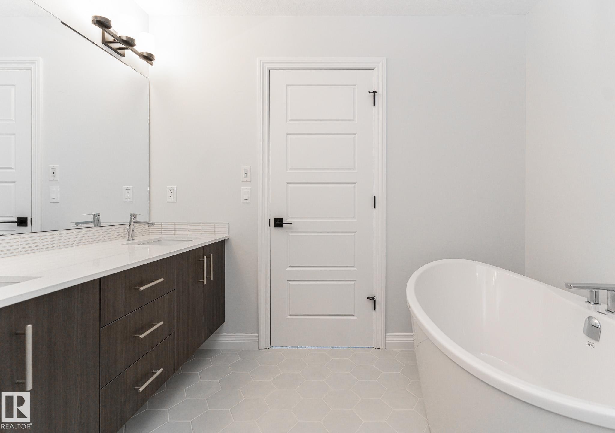 911 18 Avenue, Edmonton, AB - Indoor Photo Showing Bathroom