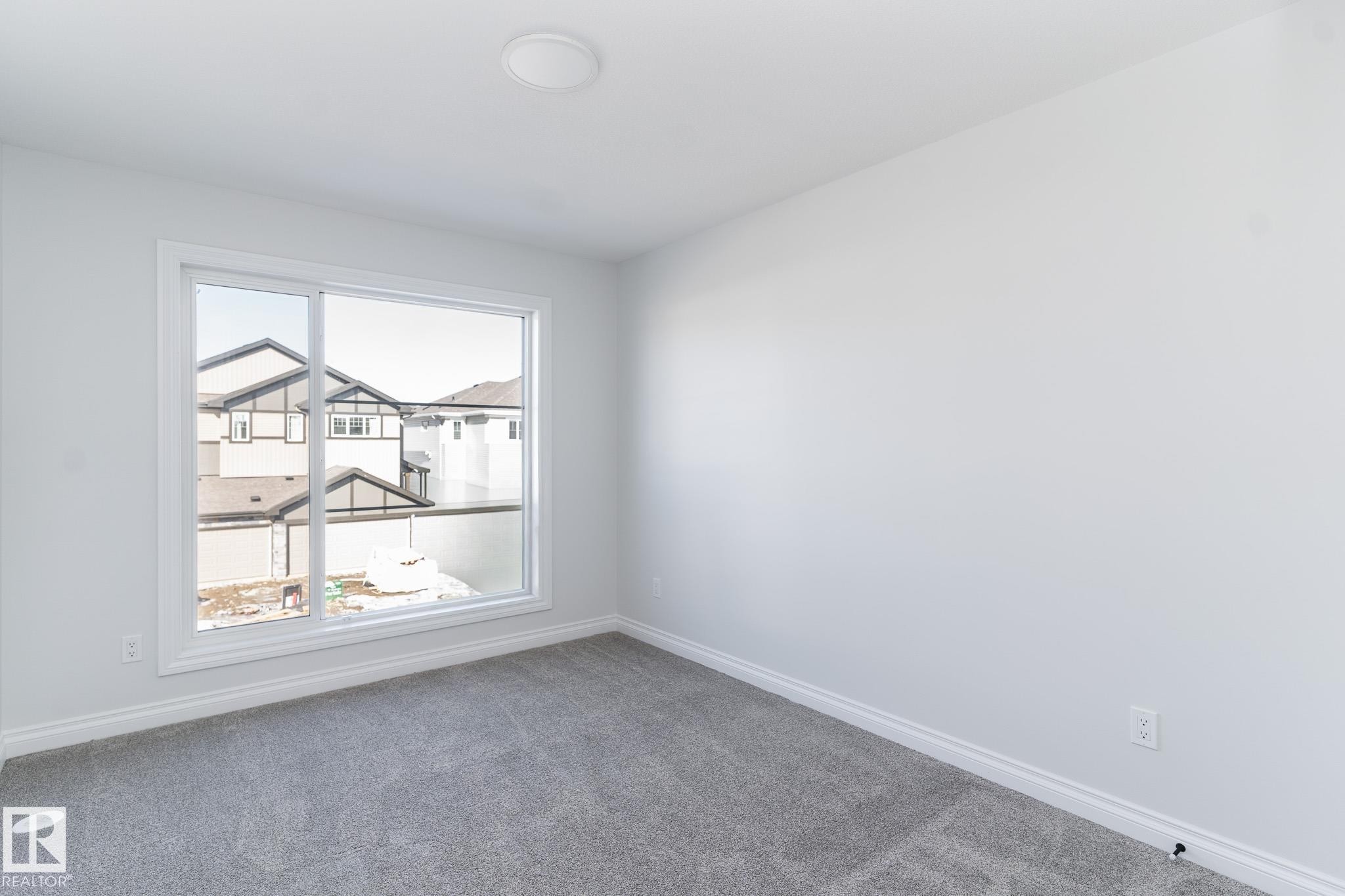 911 18 Avenue, Edmonton, AB - Indoor Photo Showing Other Room