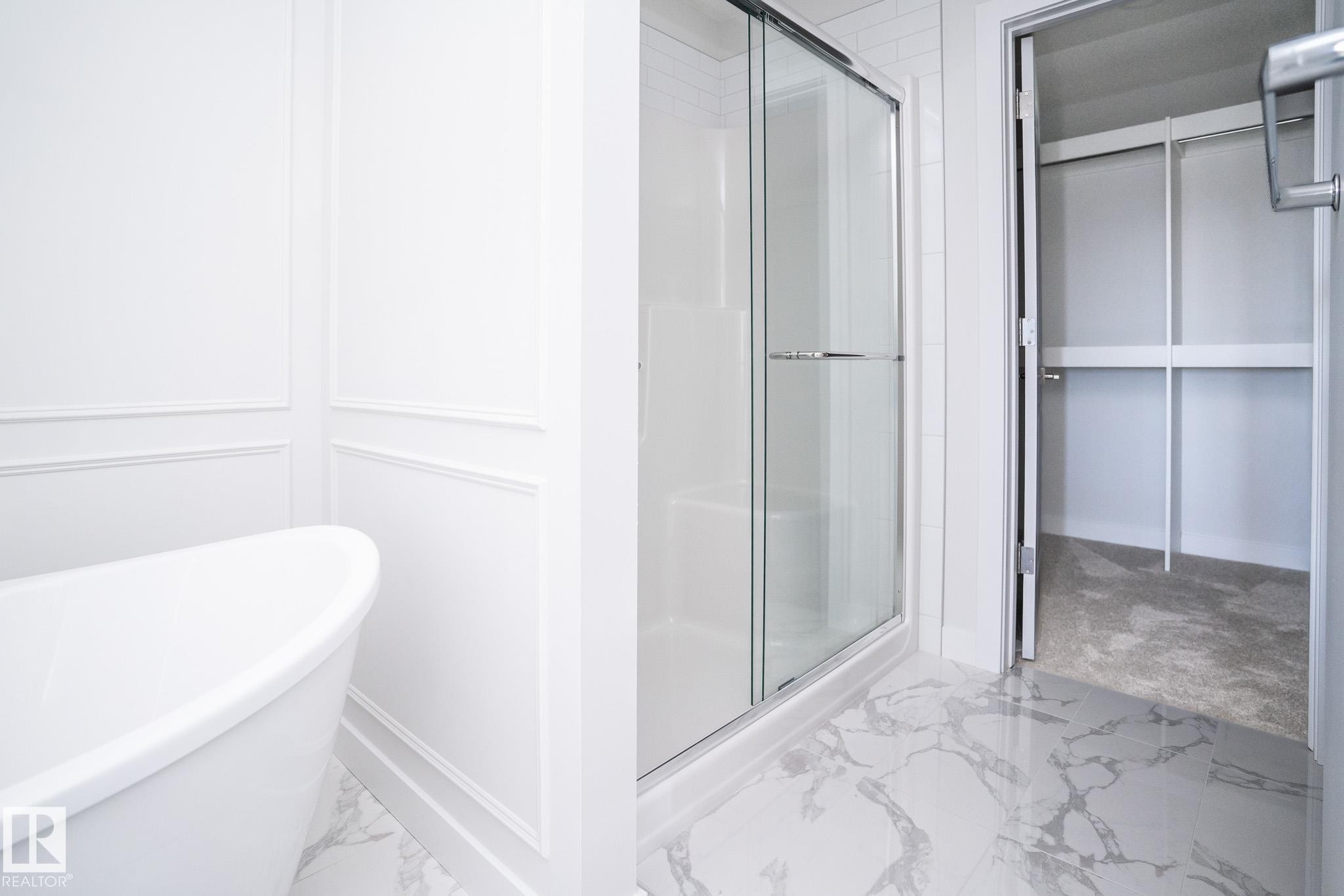 935 18 Avenue, Edmonton, AB - Indoor Photo Showing Bathroom