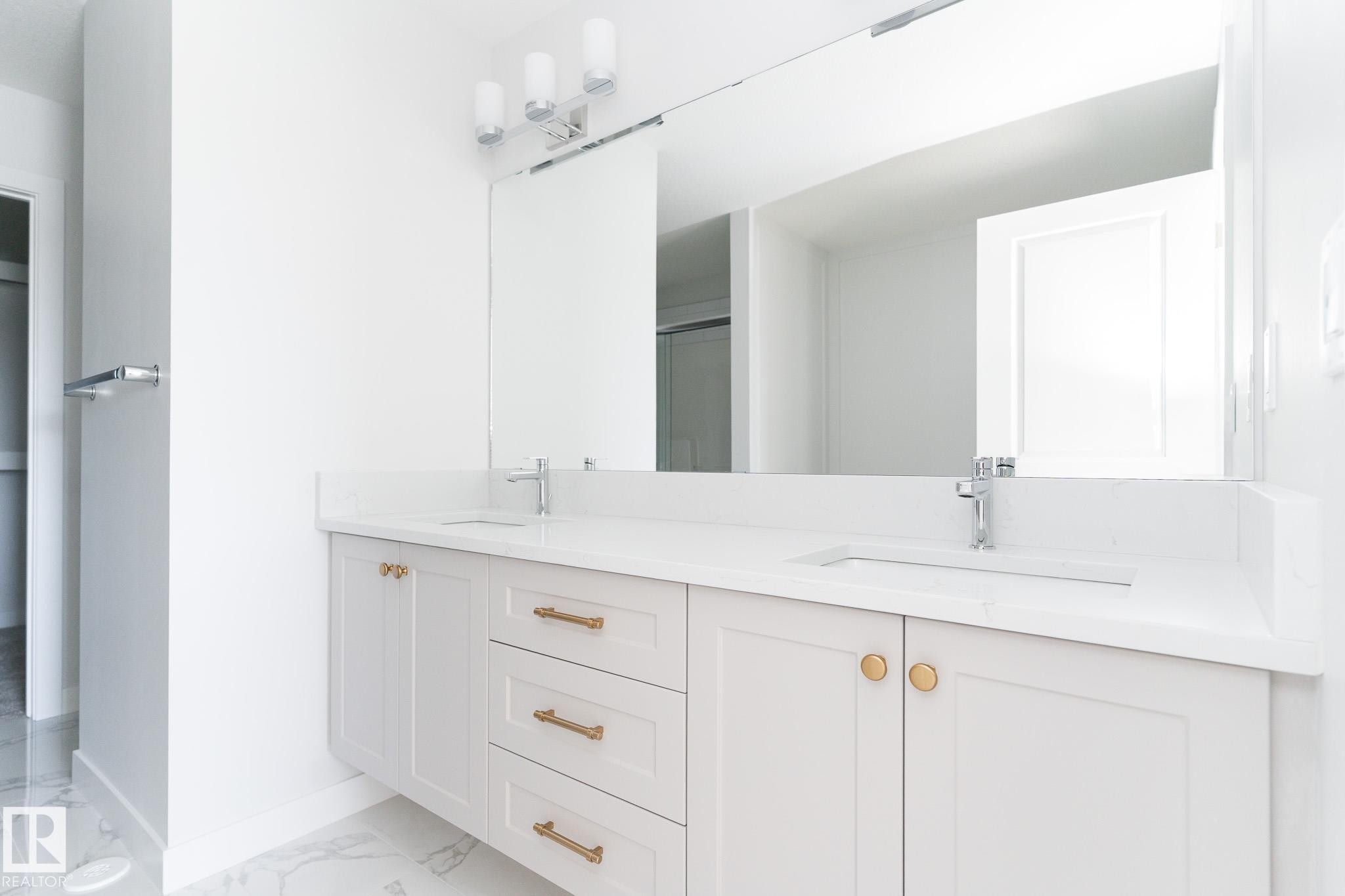 935 18 Avenue, Edmonton, AB - Indoor Photo Showing Bathroom