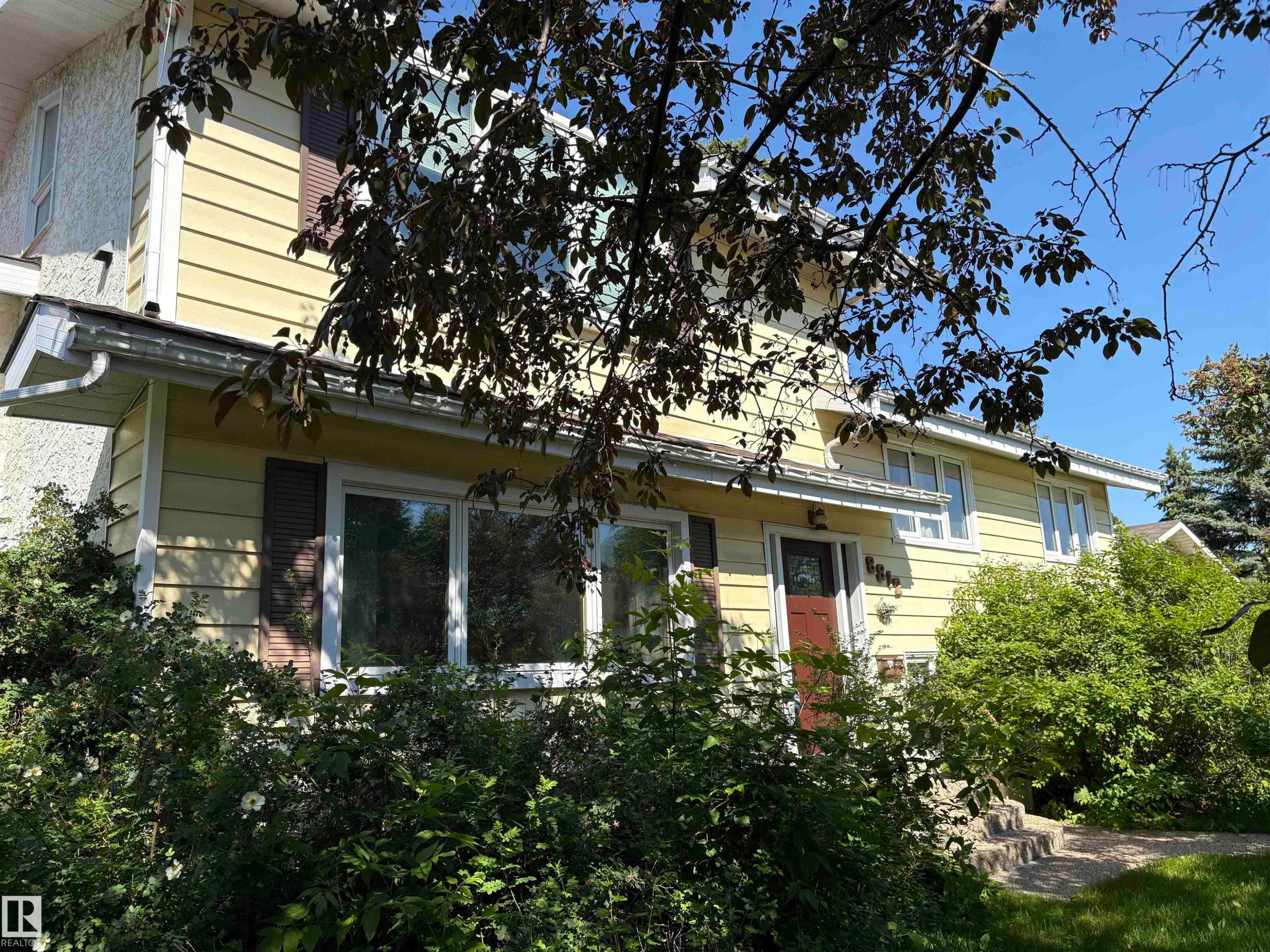 Two-story residence featuring horizontal siding and stucco accents - 8812 146 Street, Edmonton, AB