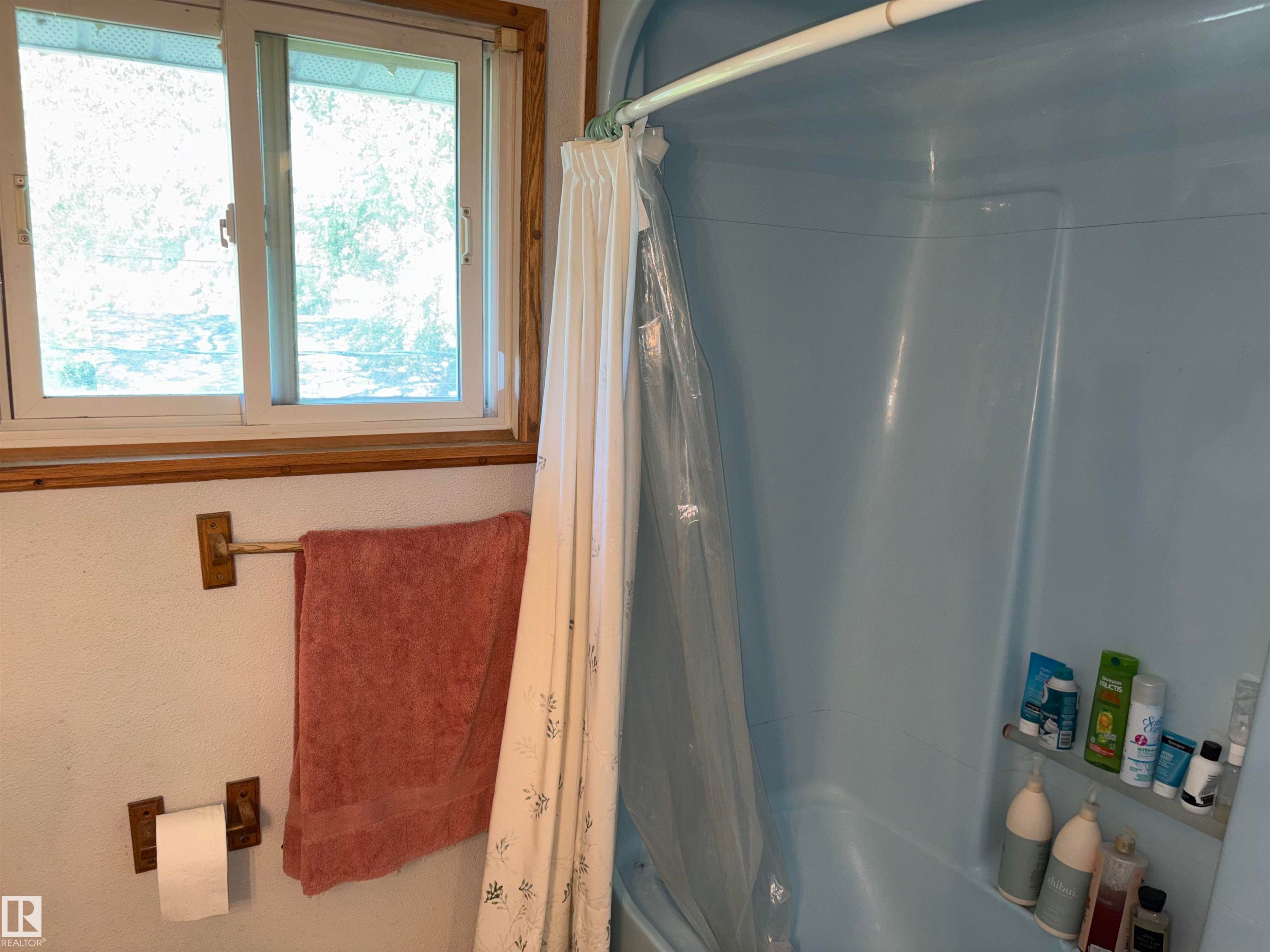 Fiberglass shower-tub combination featuring a built-in shelving unit - 8812 146 Street, Edmonton, AB